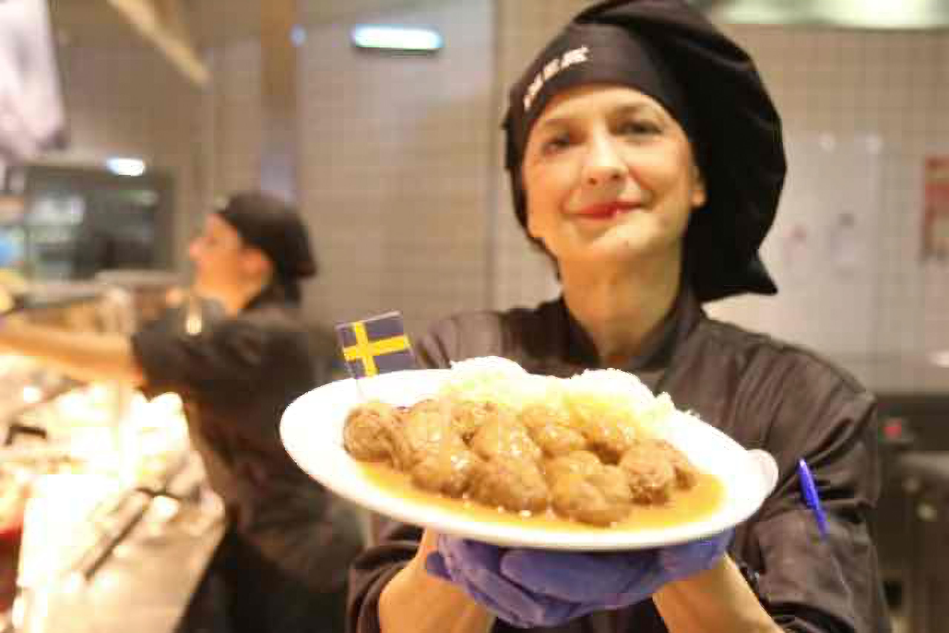 Una empleada en 'Ikea Food', en una imagen de archivo de la tienda de la multinacional sueca en Jerez.