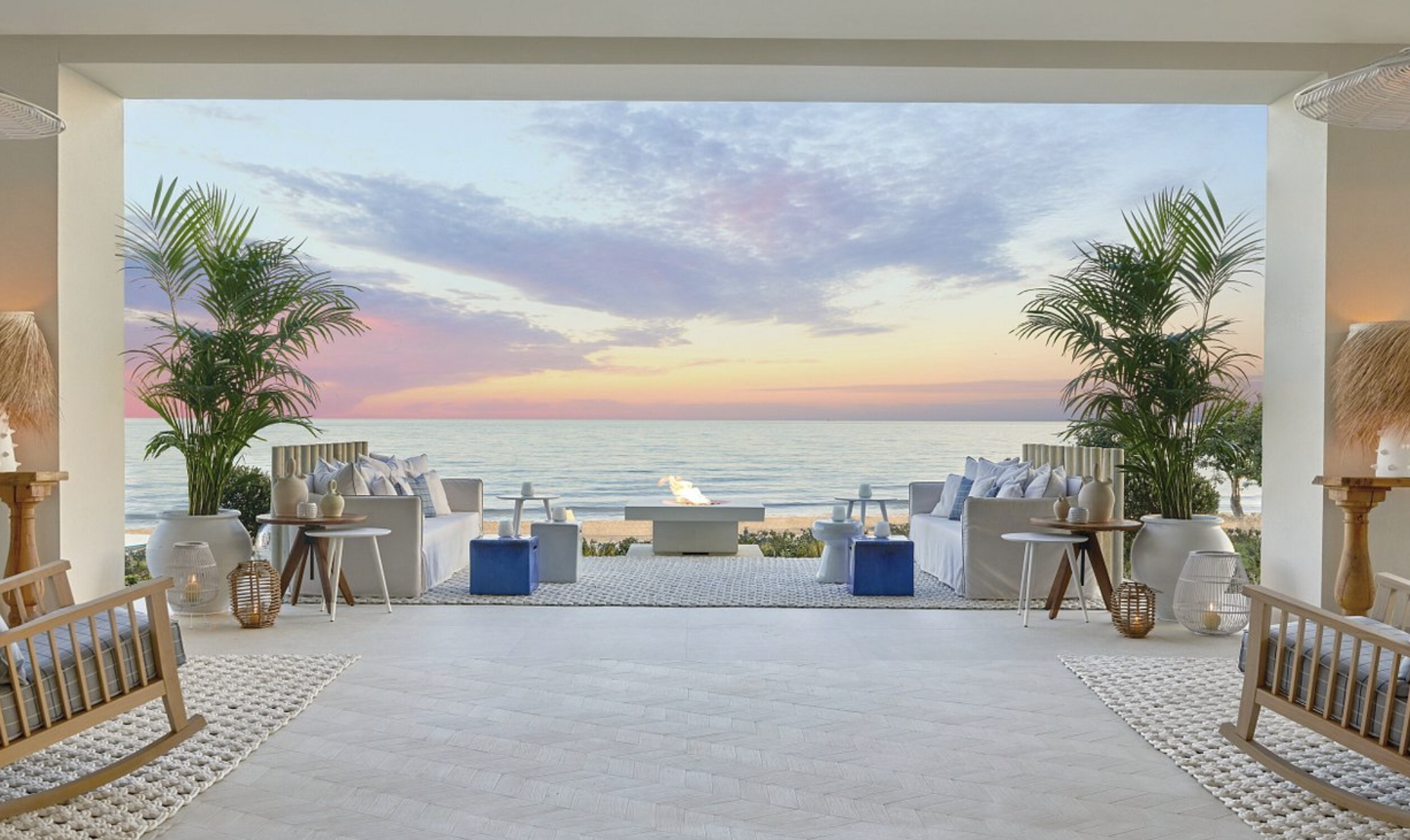 Panorámica del hotel con la piscina y el Mediterráneo de fondo. 