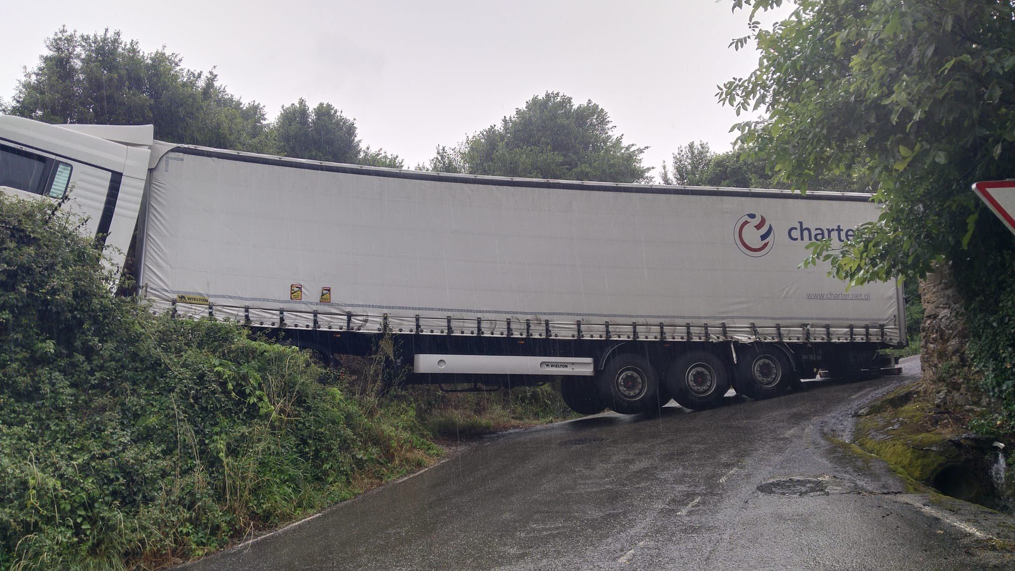 Un camionero acaba atrapado en un camino rural por hacer caso ciegamente a Google Maps. POLICÍA