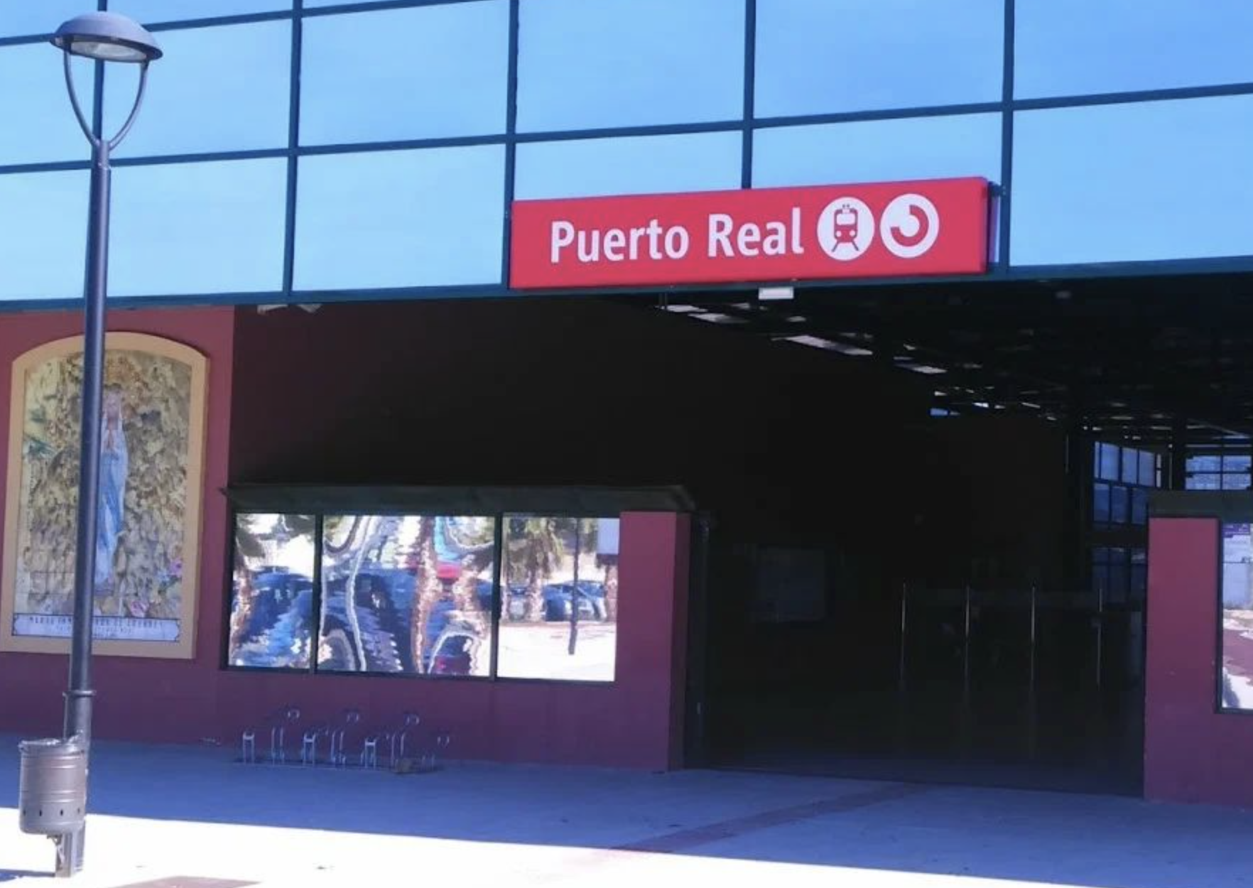 Una vecina denuncia el estado de la estación de Renfe en Puerto Real. 