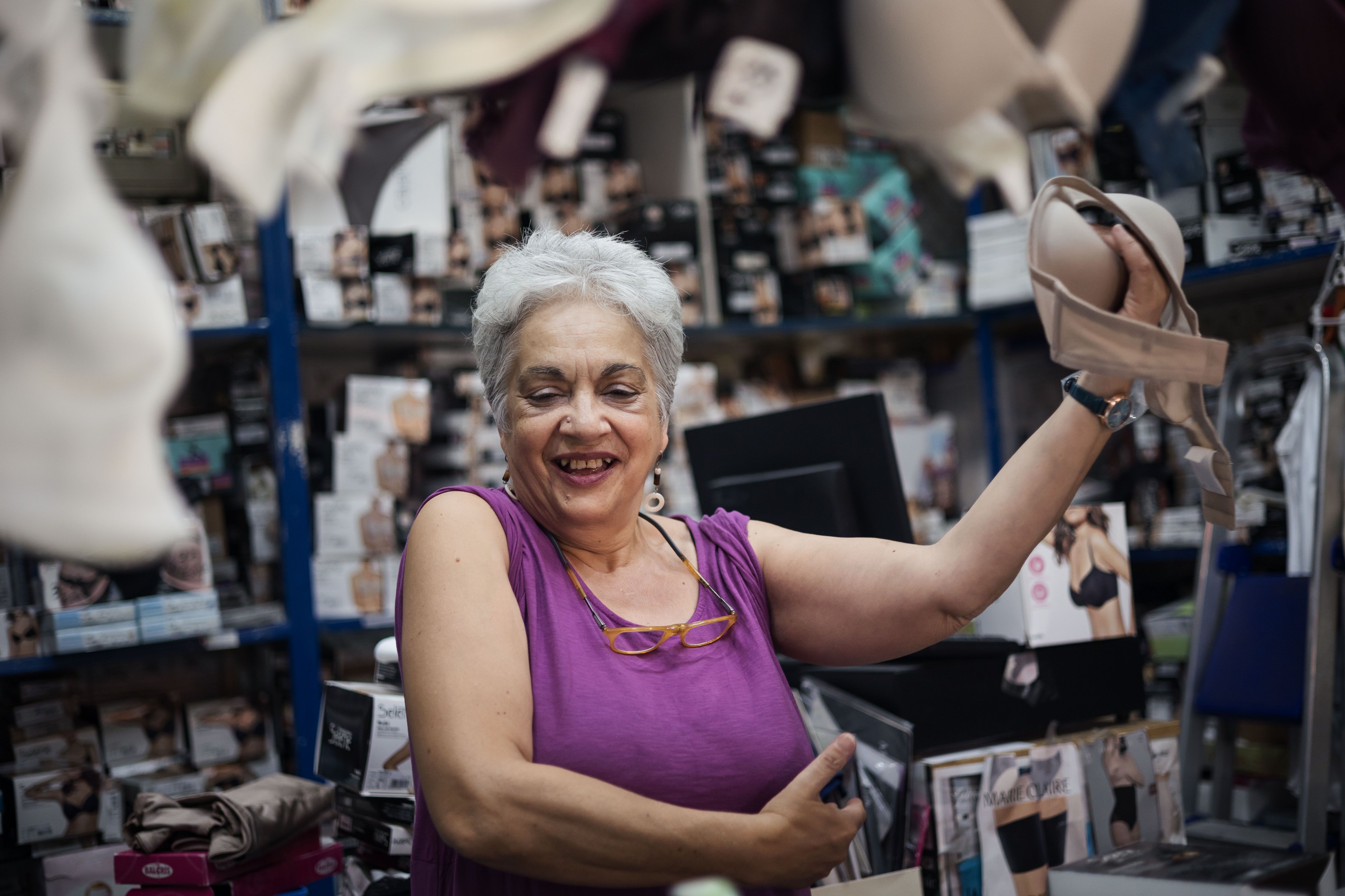 Amalia Martín, dueña de la tienda de ropa interior del mismo nombre, a pocos días de su cierre.