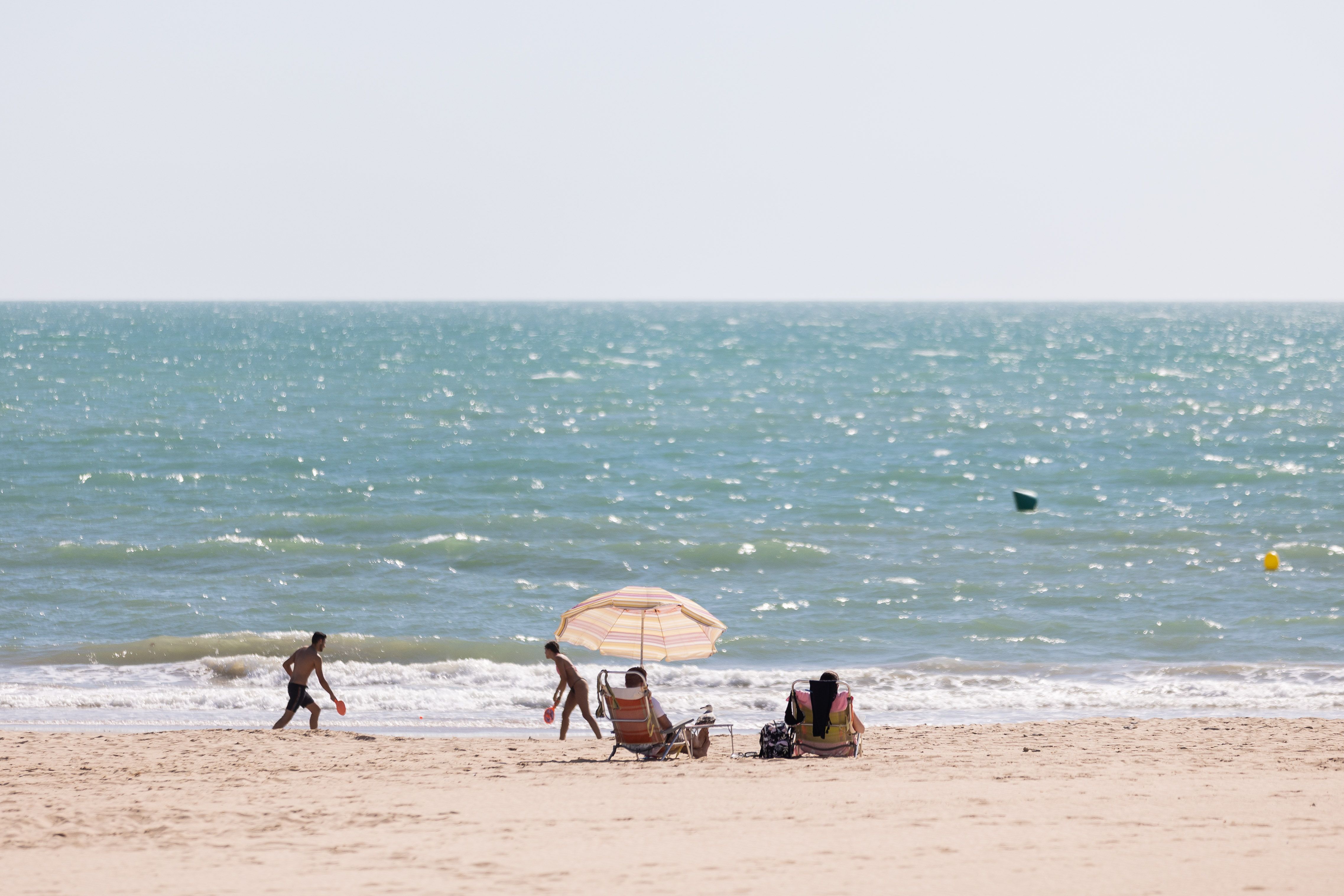 Personas juegan en la playa de La Victoria, donde tiene lugar la agresión sexual.