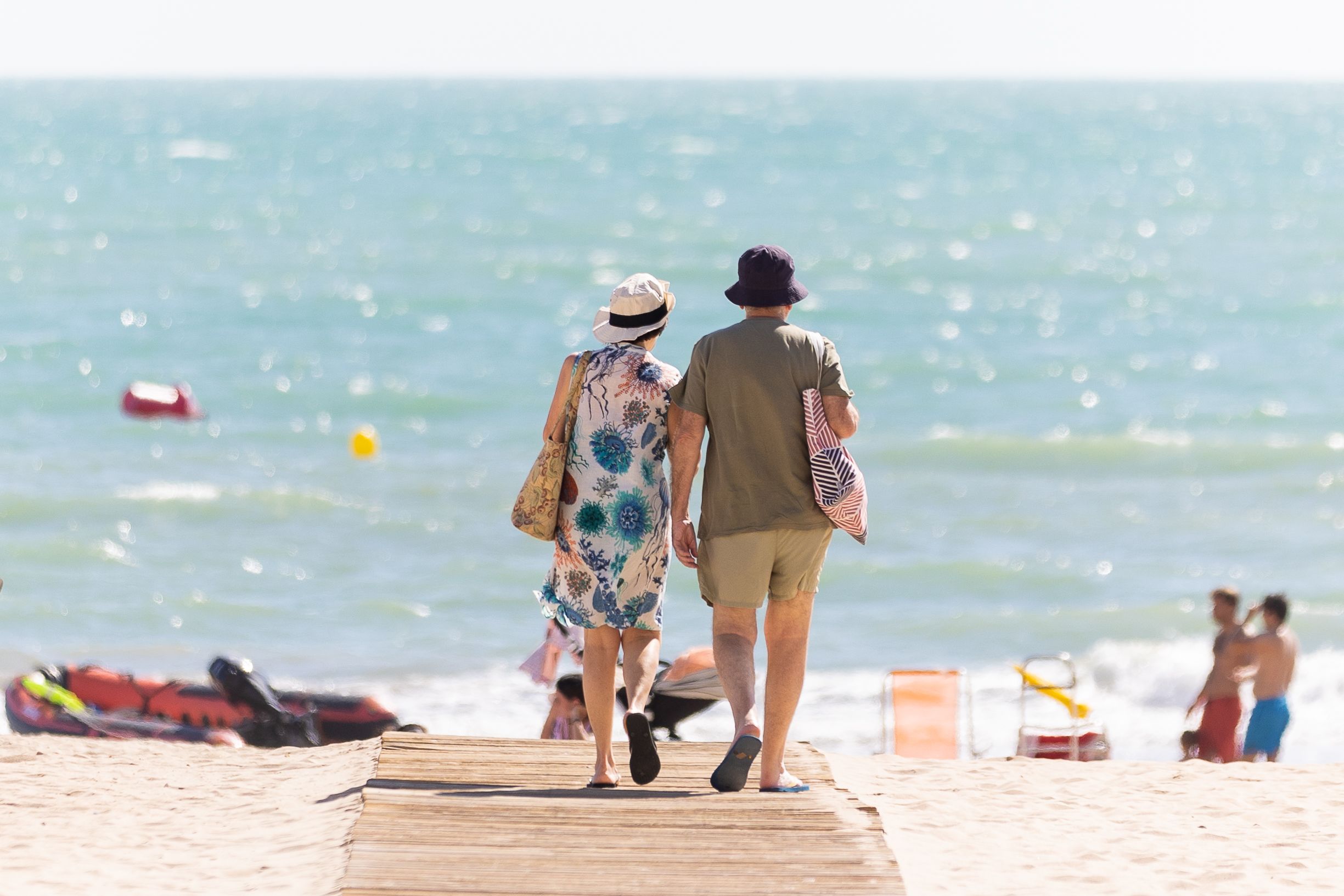 Dos usuarios acceden a la playa de la Victoria, la más amplia de las cuatro de la ciudad de Cádiz.