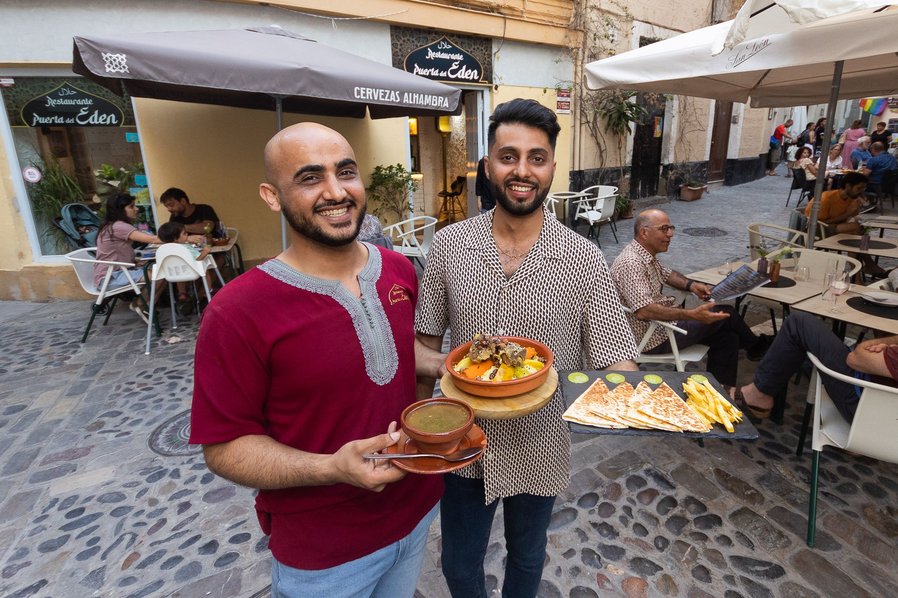 Wail Dammag y Wasim Amoeiri abren el primer restaurante árabe con carne halal de Cádiz.