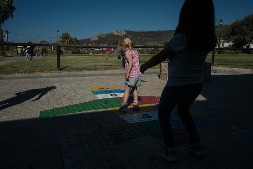 Unas niñas juegan en un colegio rural, en una imagen de archivo.