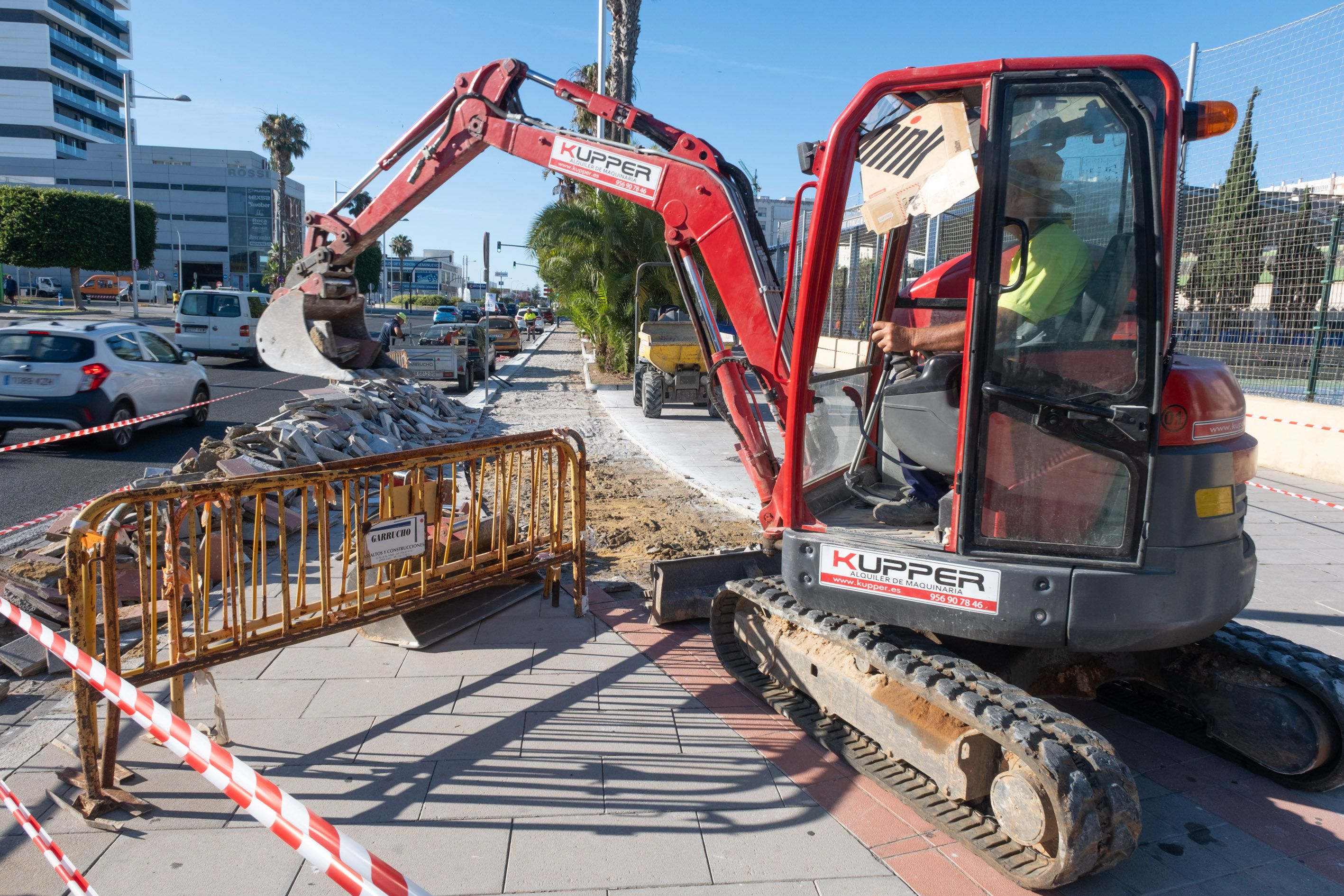 Comienzan las obras de remodelación del carril bici en la avenidas de la Sanidad Pública y Bahía en Cádiz.