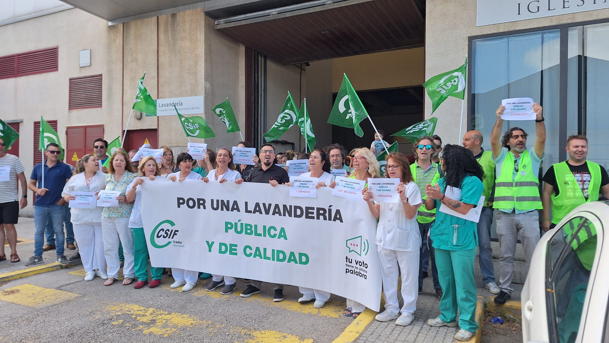 Protestas a las puertas de la lavandería del Hospital Puerta del Mar.
