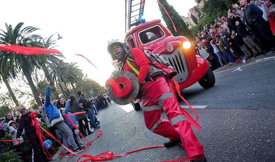 Bomberos lanzan serpentinas con compresor de aire durante la tradicional Cabalgata de los Reyes Magos en Málaga, que recorre esta tarde las calles del centro de la ciudad. EFE/Álvaro Cabrera (vía web Junta de Andalucía).
