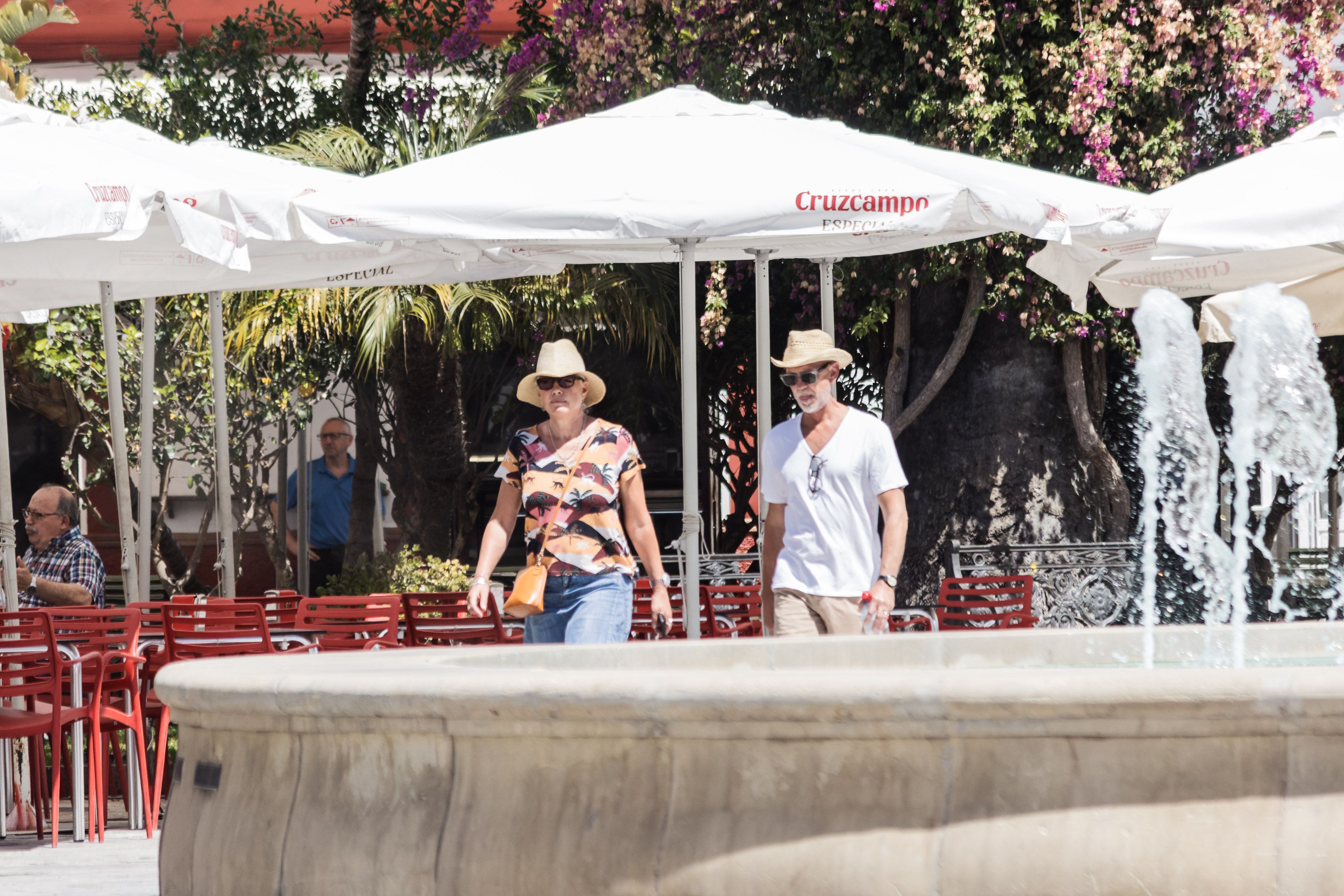 Turistas pasean durante las horas de más calor.