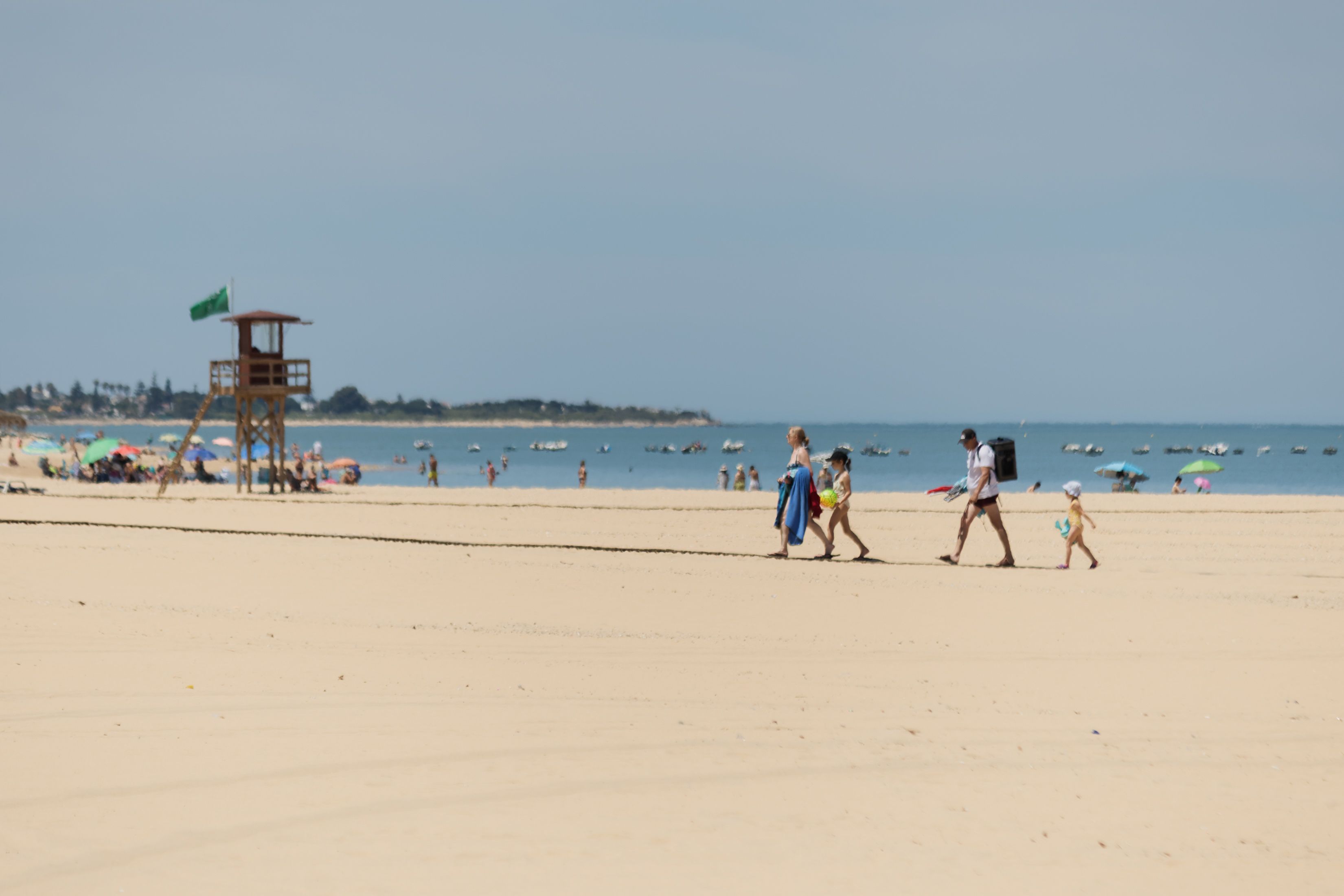 Playa de Sanlúcar. "Sanlúcar corta el agua de las duchas y lavapiés de las playas a dos semanas de acabar agosto"