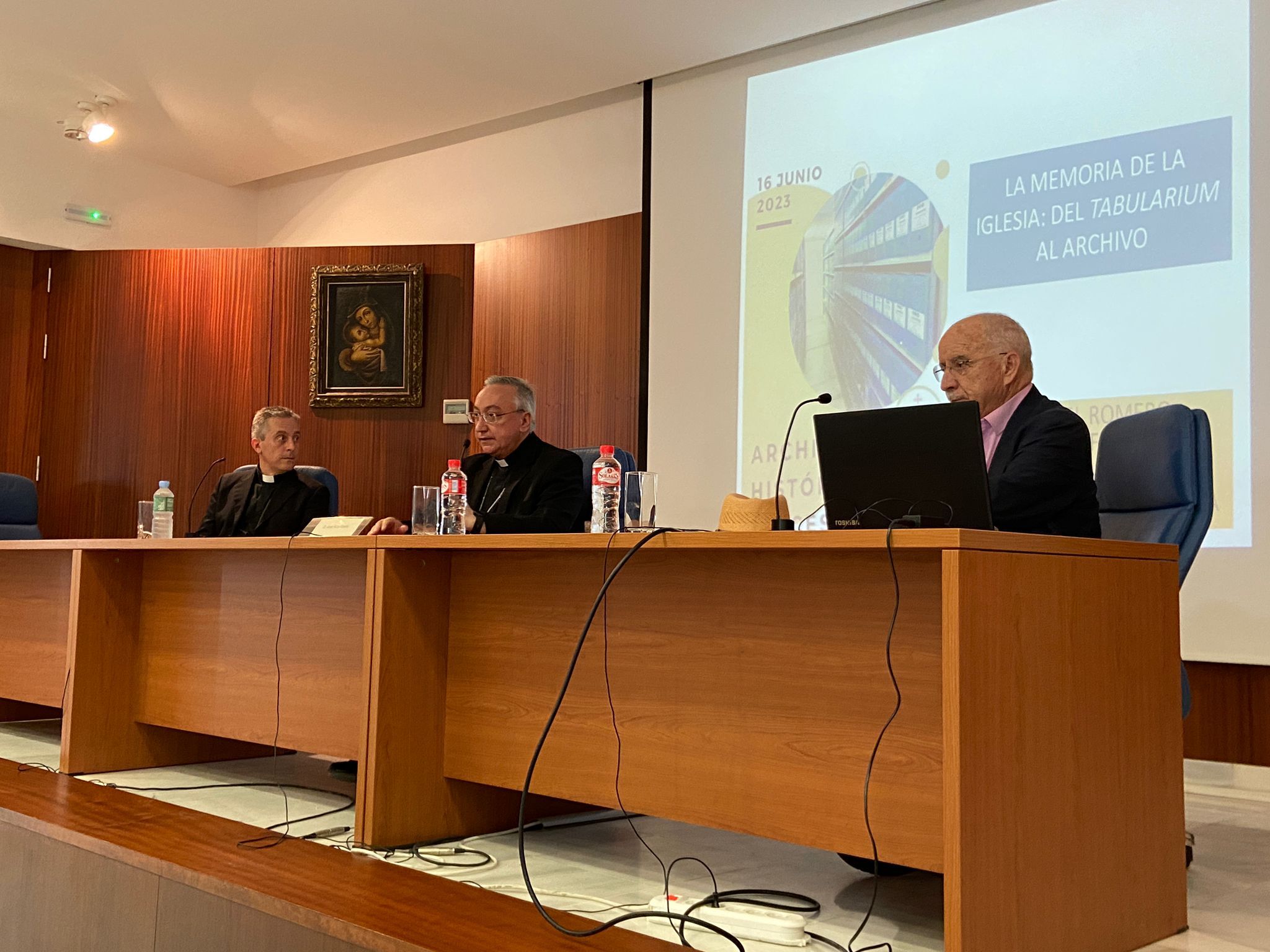 El obispo, el director del archivo y Manuel Romero Tallafigo, catedrático de Archivística, dando la conferencia final del acto de presentación. 