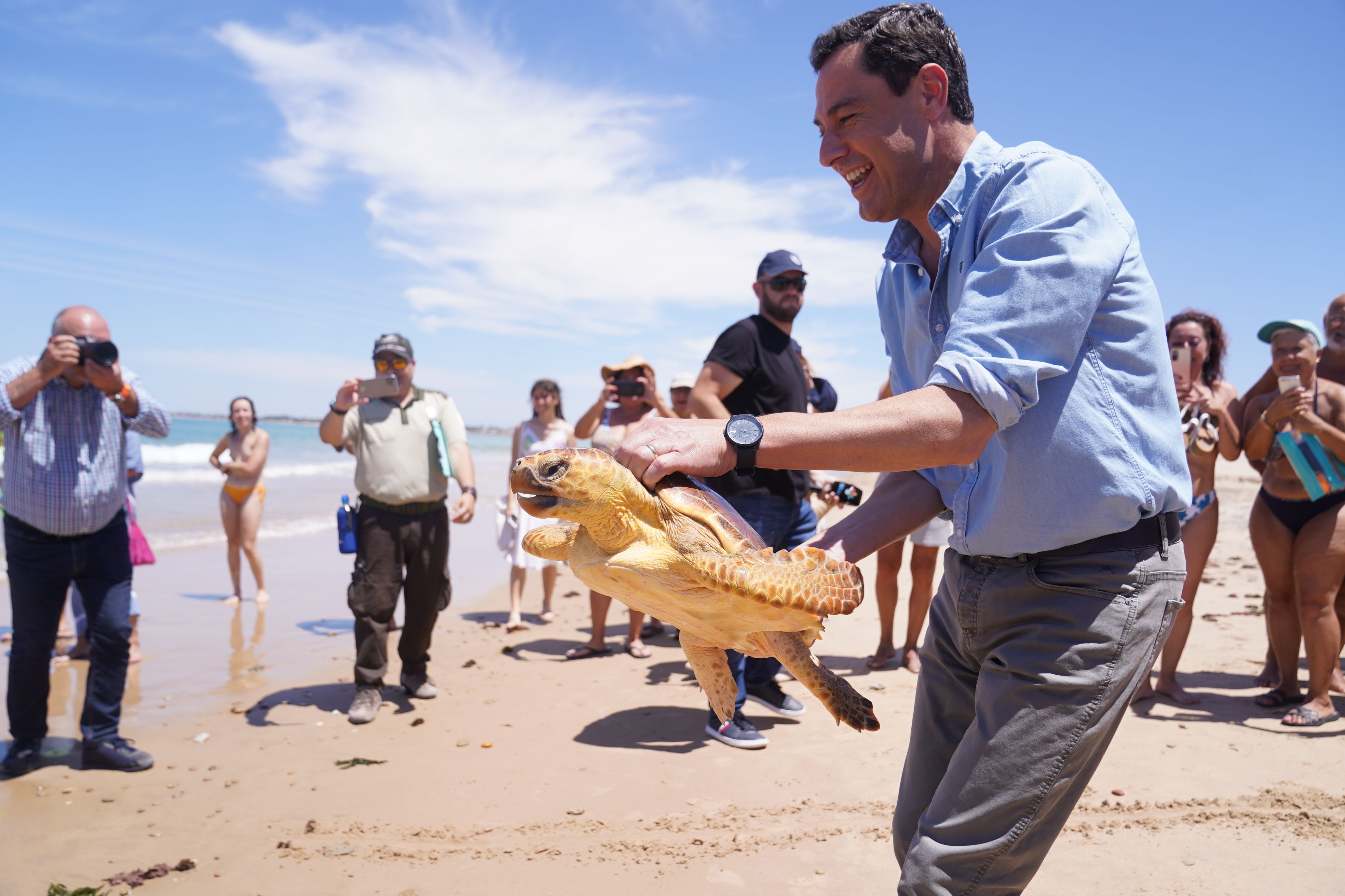 Moreno suelta una tortuga boba en Punta Candor: "La Junta está comprometida con la biodiversidad".