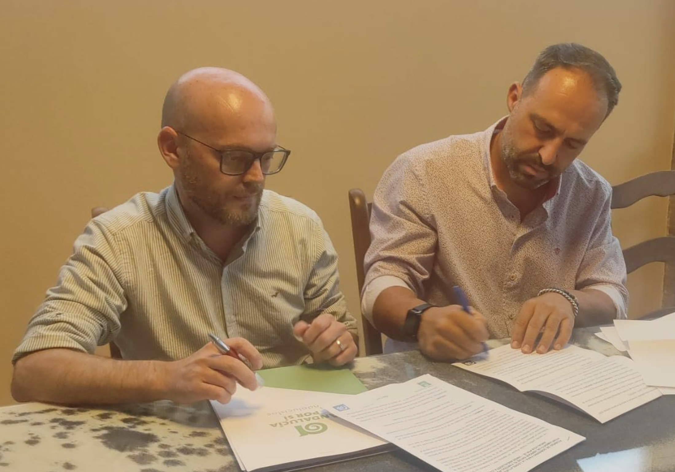 José Mario Casillas Ardila (PP) y José Antonio Bautista Piña (AxSí), en la firma del acuerdo de gobierno en Ubrique, este pasado jueves.