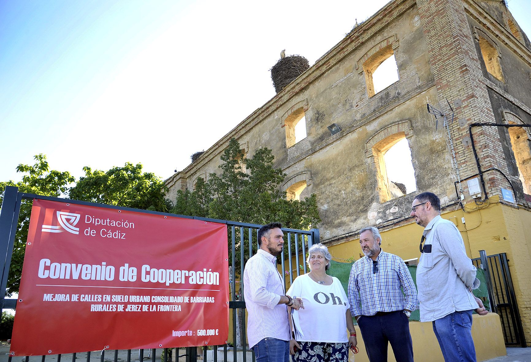 Alba y responsables de la barriada rural de El Portal durante la visita a las obras.