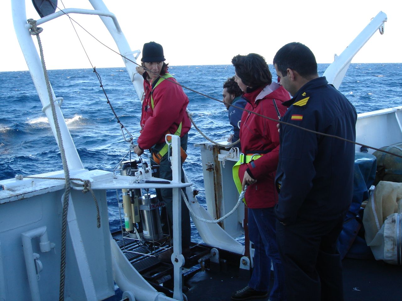  Ana Bartual e investigadores de la UCA en plena labor de toma de muestras en el mar. 