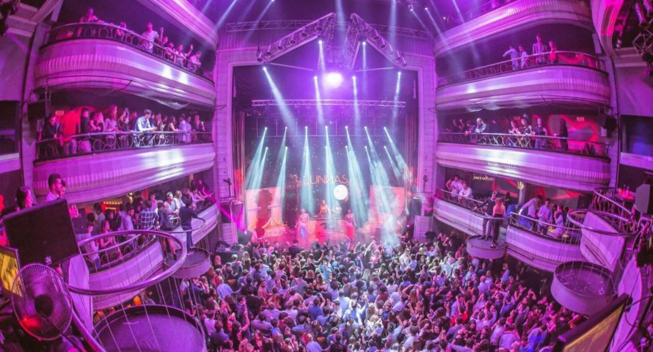 Teatro Kapital, una de las discotecas más emblemáticas de Madrid. Las Nuevas Generaciones del PP buscan chupitos y copas gratis.