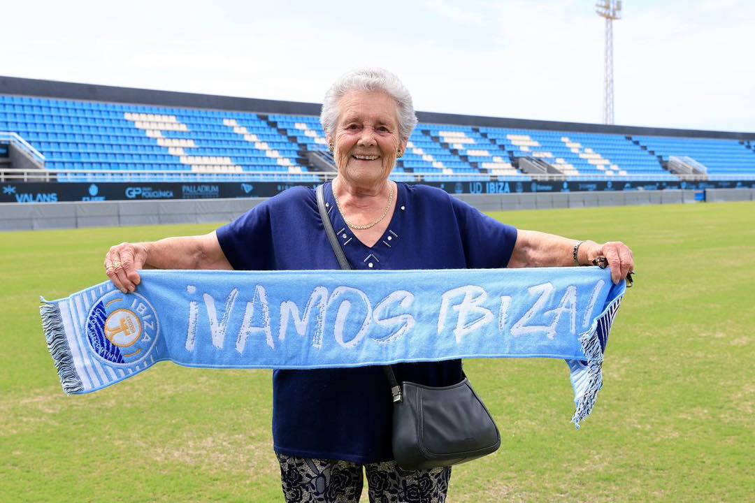 Ángeles Alba, aficionada del U.D. Ibiza.