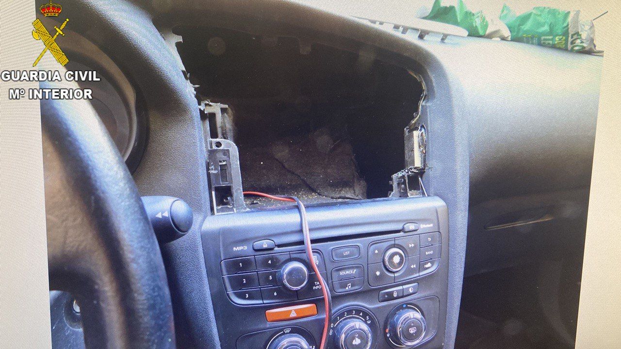 Ocultaba cocaína en un doble fondo del salpicadero de su coche. 