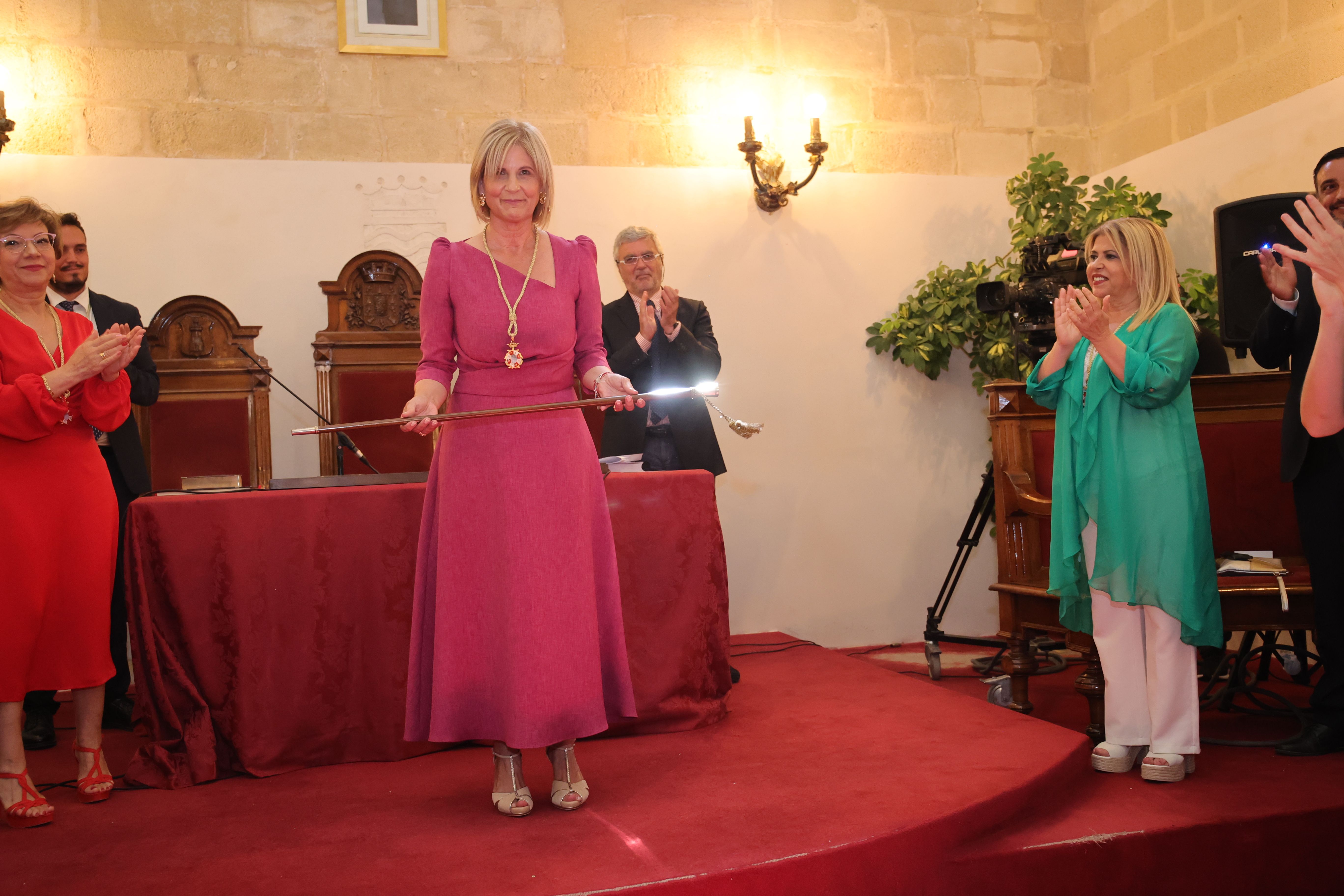 Pelayo, bastón de Alcaldía en manos, tras ser investida este sábado, en presencia de Mamen Sánchez, ya ex alcaldesa de Jerez.