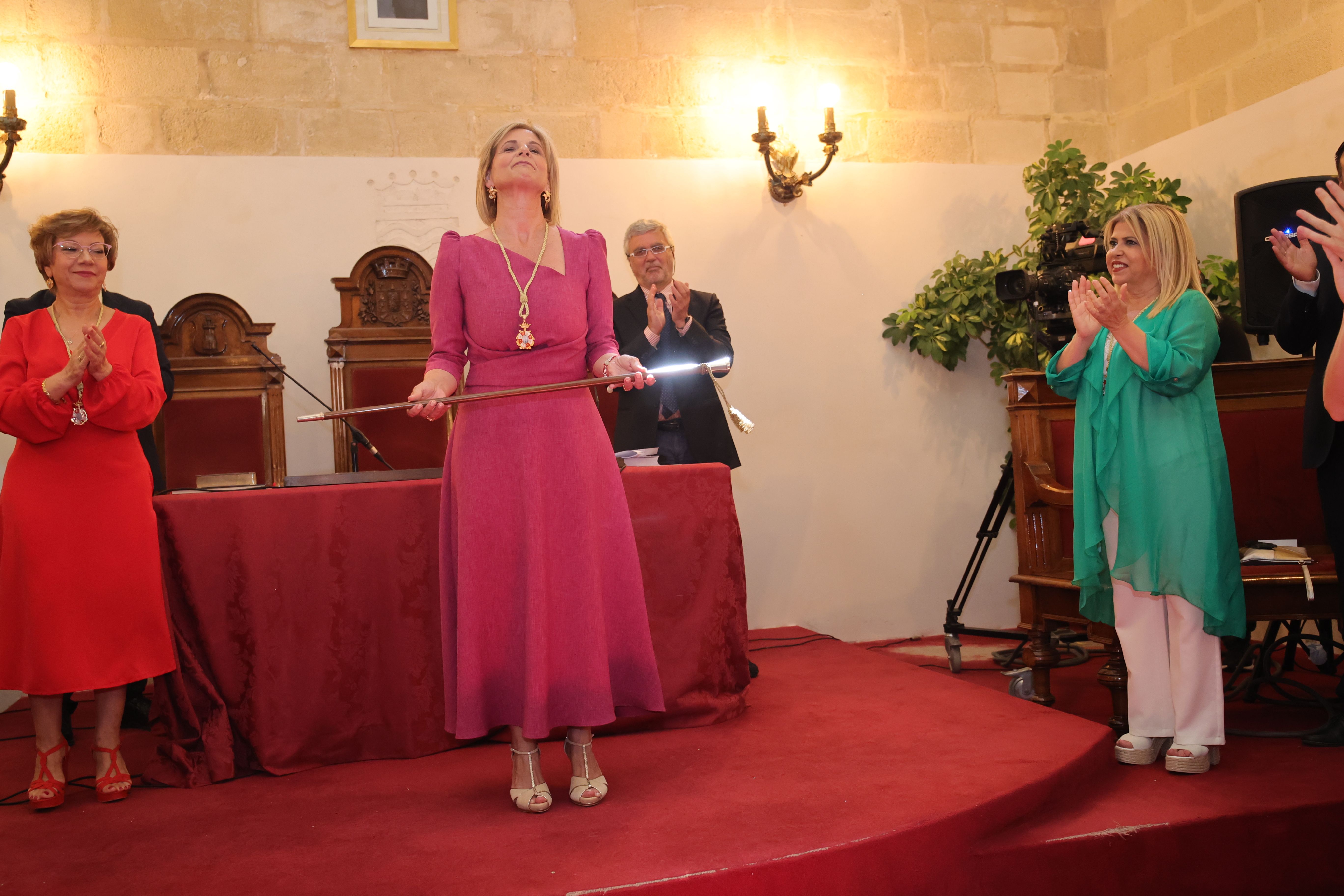 Pelayo, nada mas recibir el bastón de mando, aplaudida por Mamen Sánchez y Carmen Collado.
