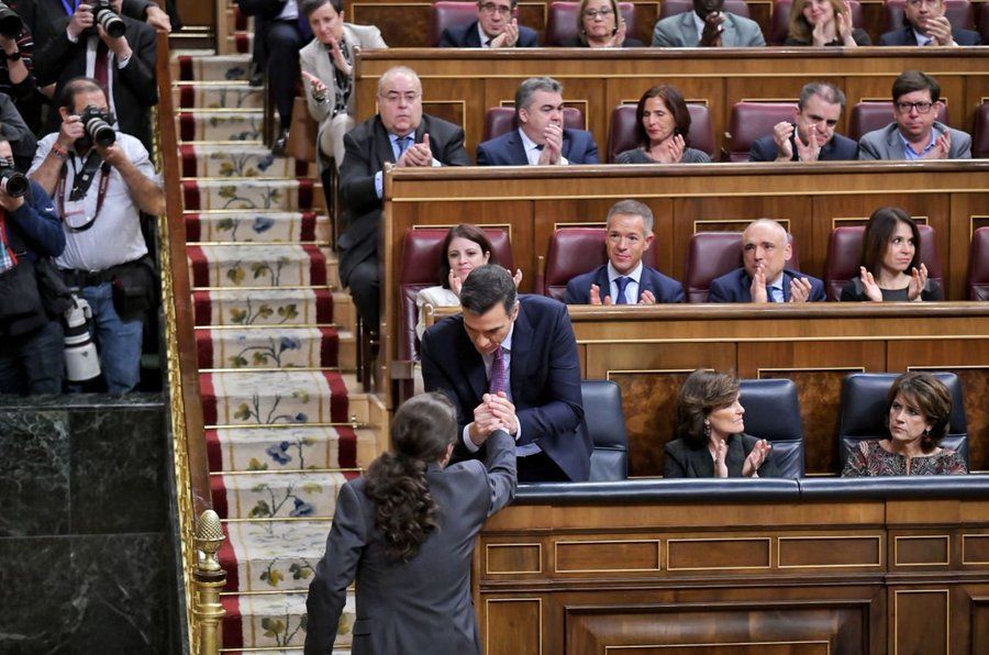Pablo Iglesias y Pedro Sánchez se saludan durante la sesión de investidura. FOTO: PODEMOS