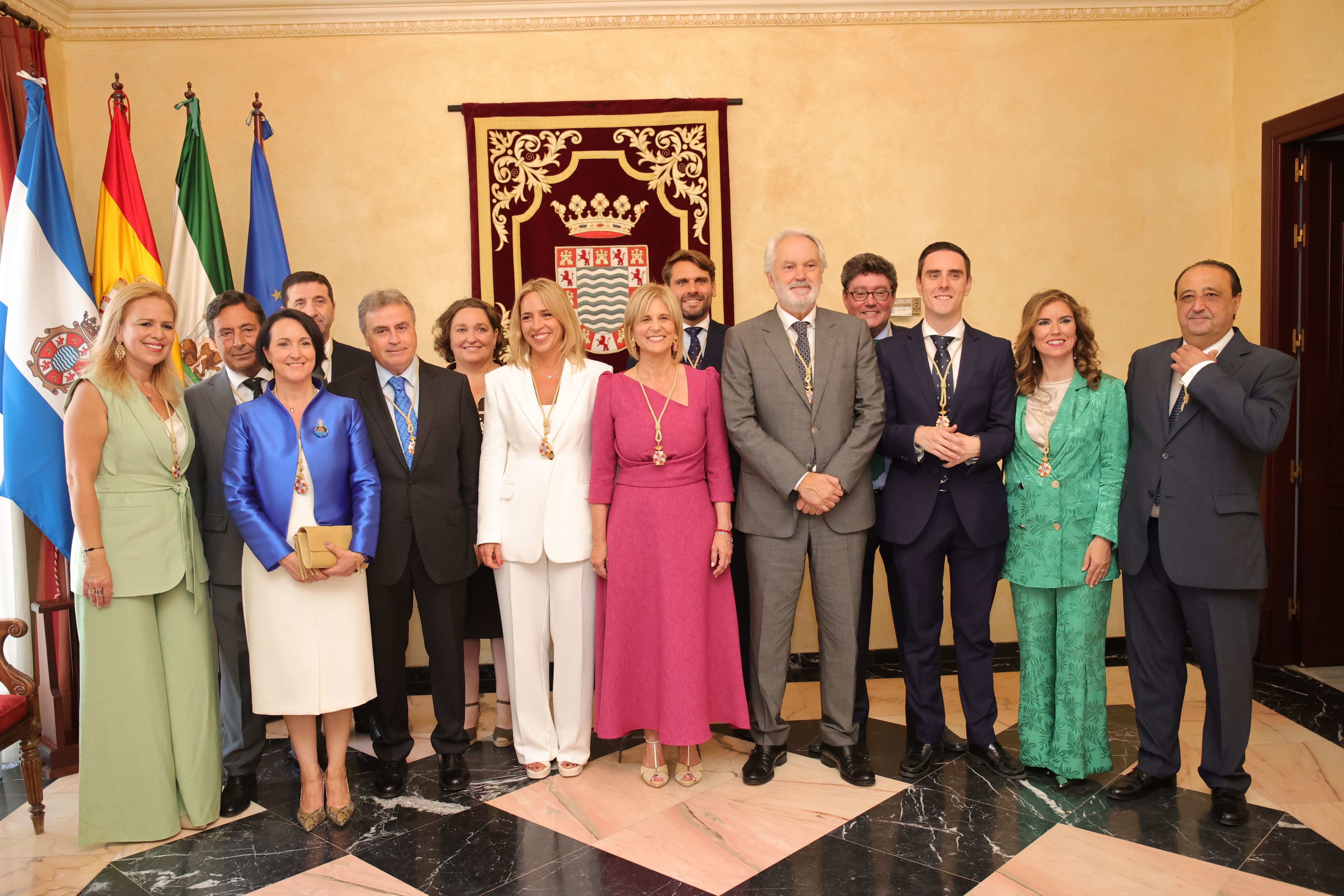 Equipo de gobierno, tras la investidura, con la alcaldesa María José García-Pelayo en el centro de la imagen.