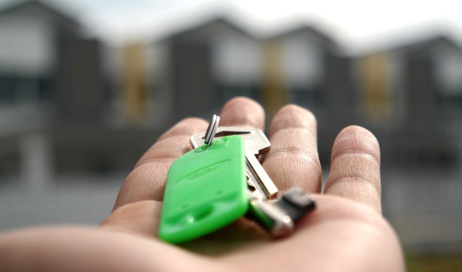 Un usuario sostiene las llaves de una vivienda, en una imagen de archivo.