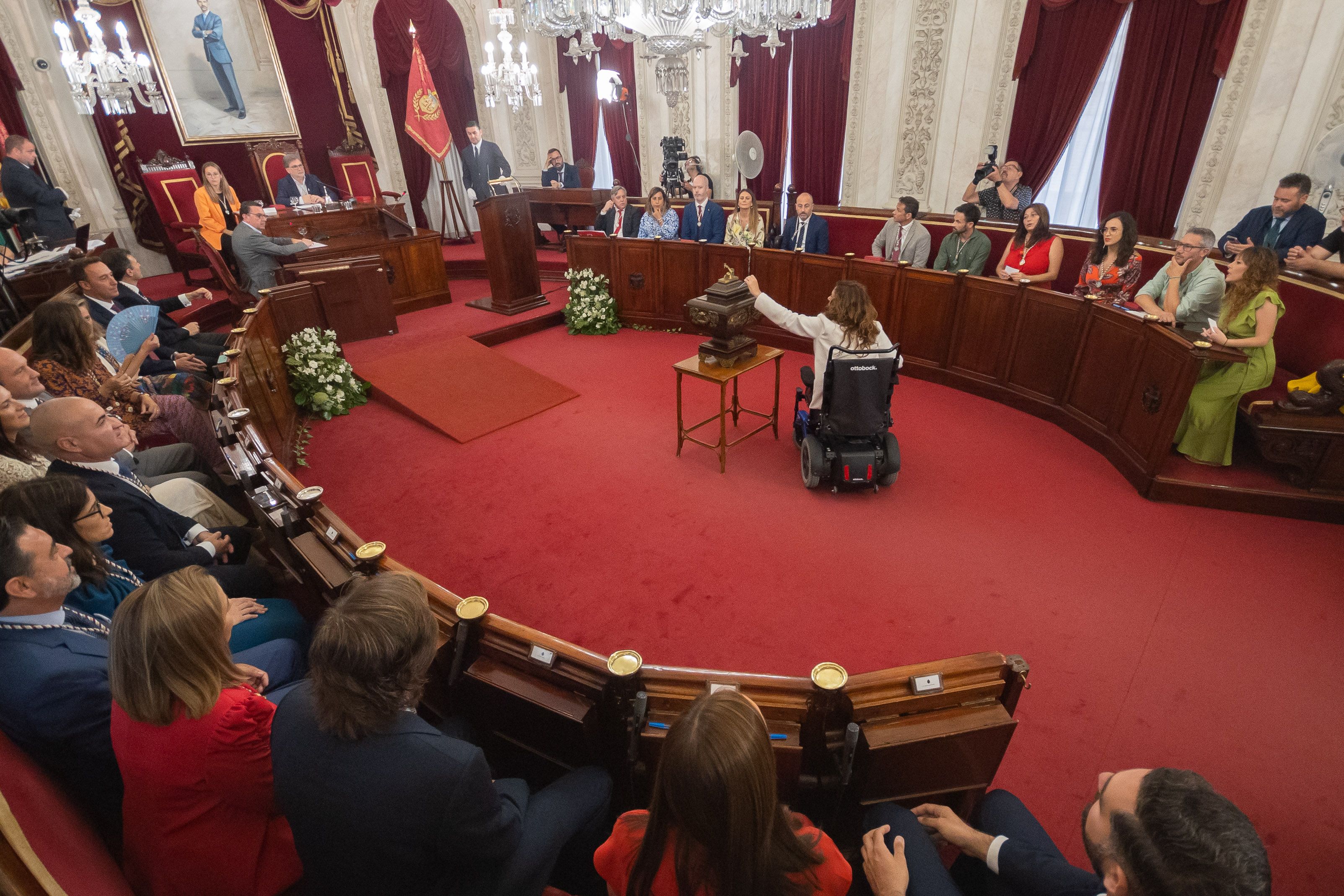 Votación del pleno del Ayuntamiento de Cádiz durante la toma de posesión de Bruno García.