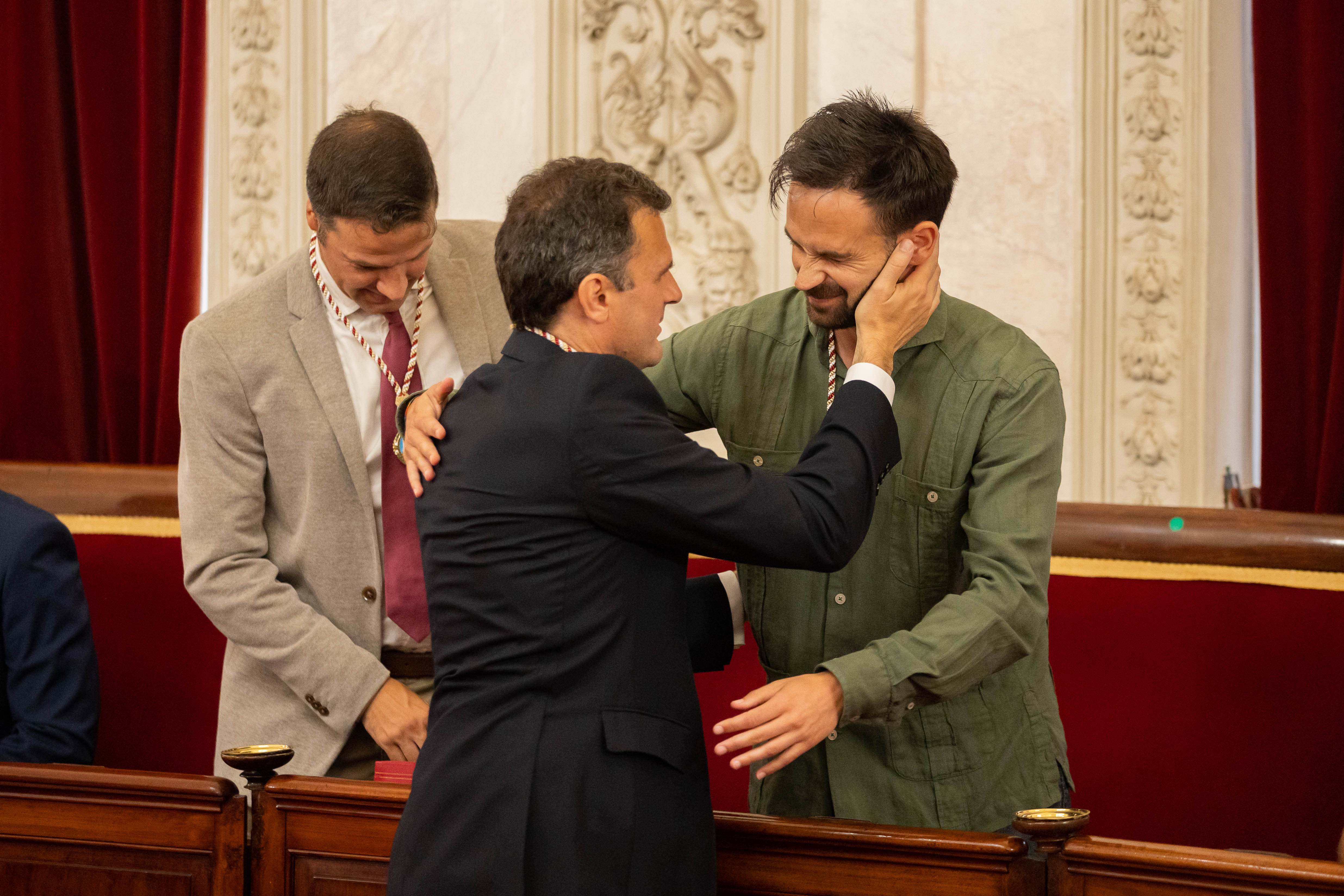 David de la Cruz (Adelante Cádiz) y Bruno García se saludan tras la toma de posesión del último como alcalde.