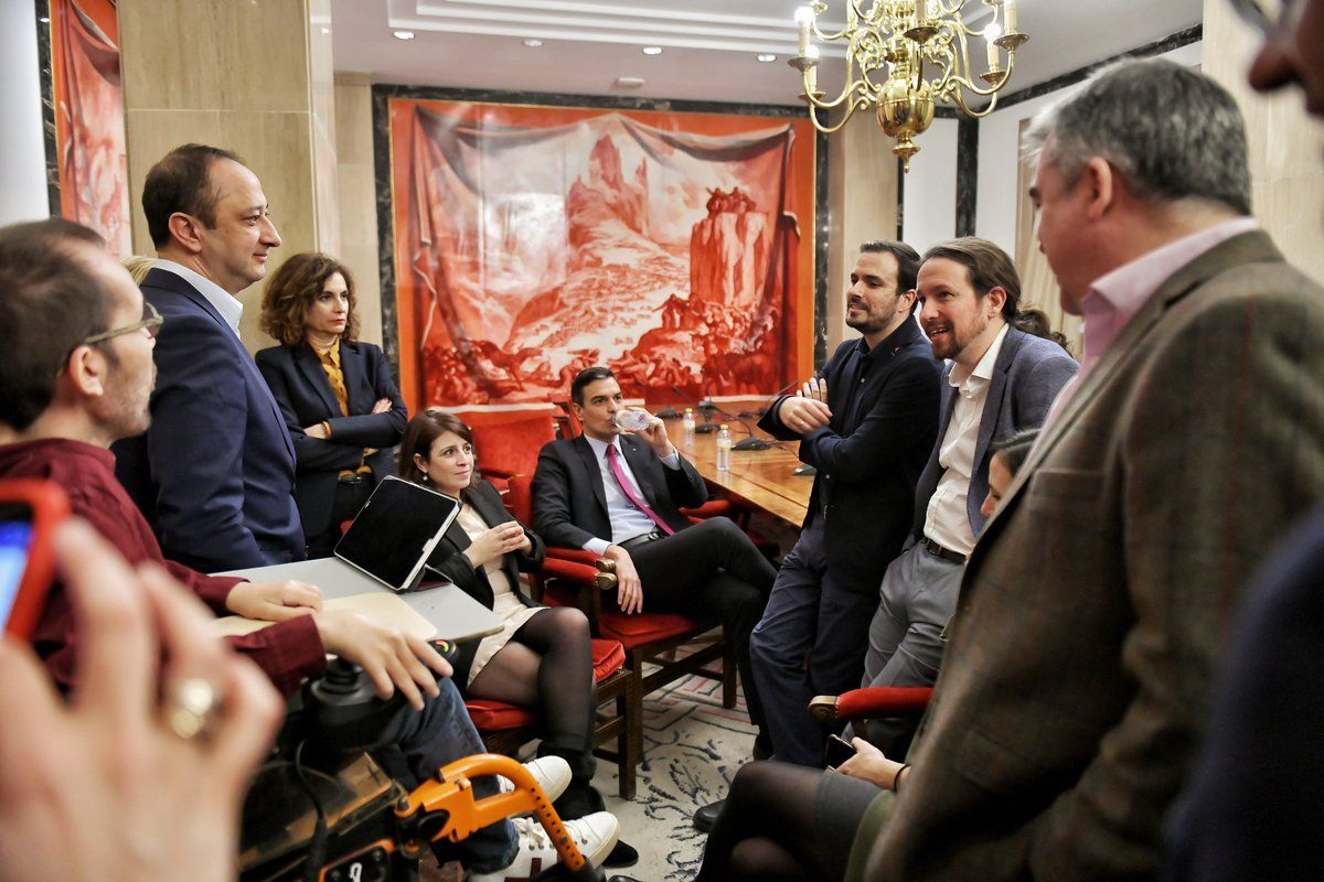 Los socios de Gobierno, con Iglesias y Garzón a la derecha, en el momento culminante de las negociaciones, en una imagen ya icónica de Daniel Gago.
