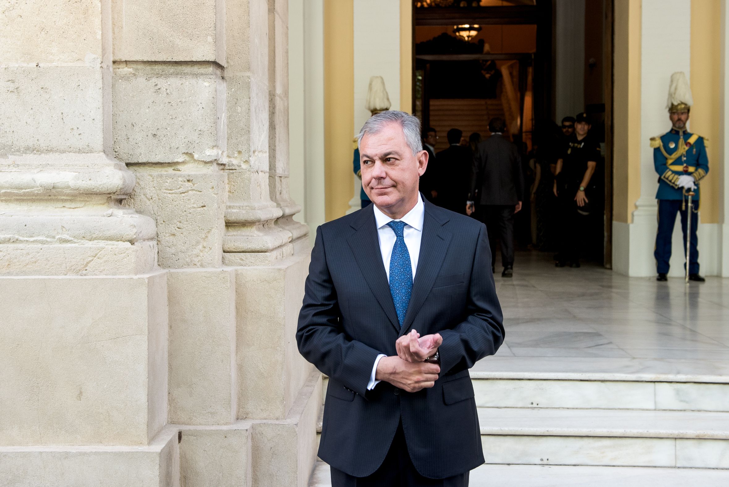 El alcalde de Sevilla, José Luis Sanz, en la puerta del Ayuntamiento el día de su investidura.