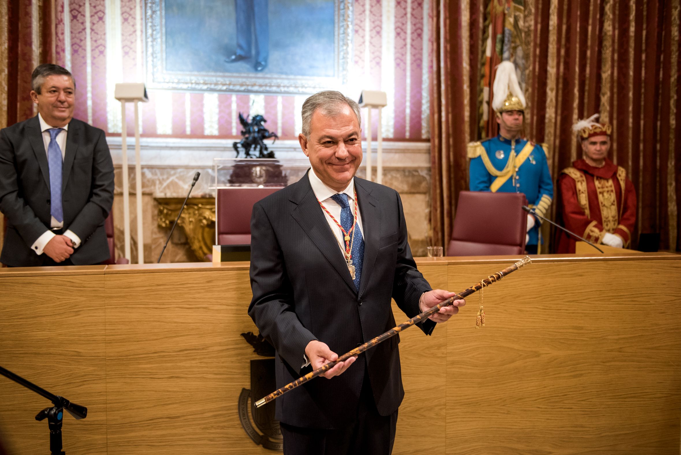 José Luis Sanz, con el bastón de mando que le convierte en alcalde de Sevilla.
