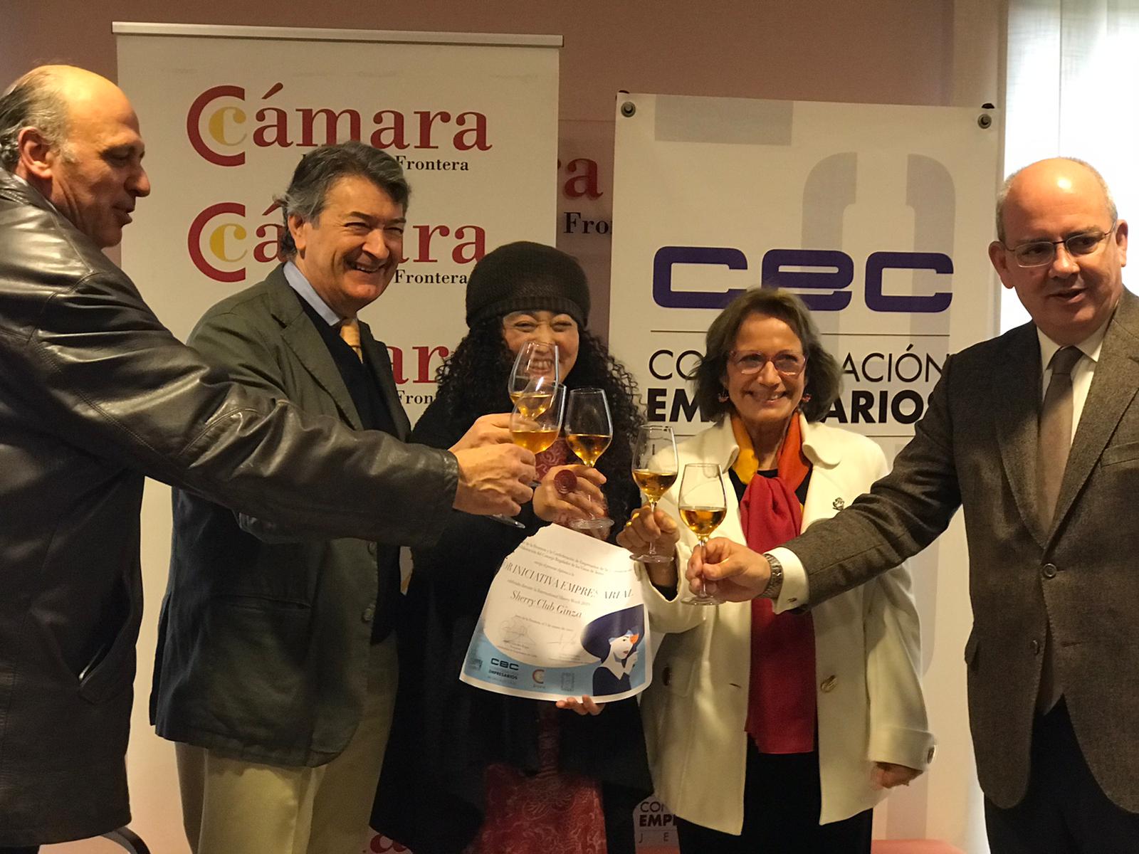 Momoko Izumi, venenciadora oficial y responsable de este club japonés, ha recogido el premio en Jerez.