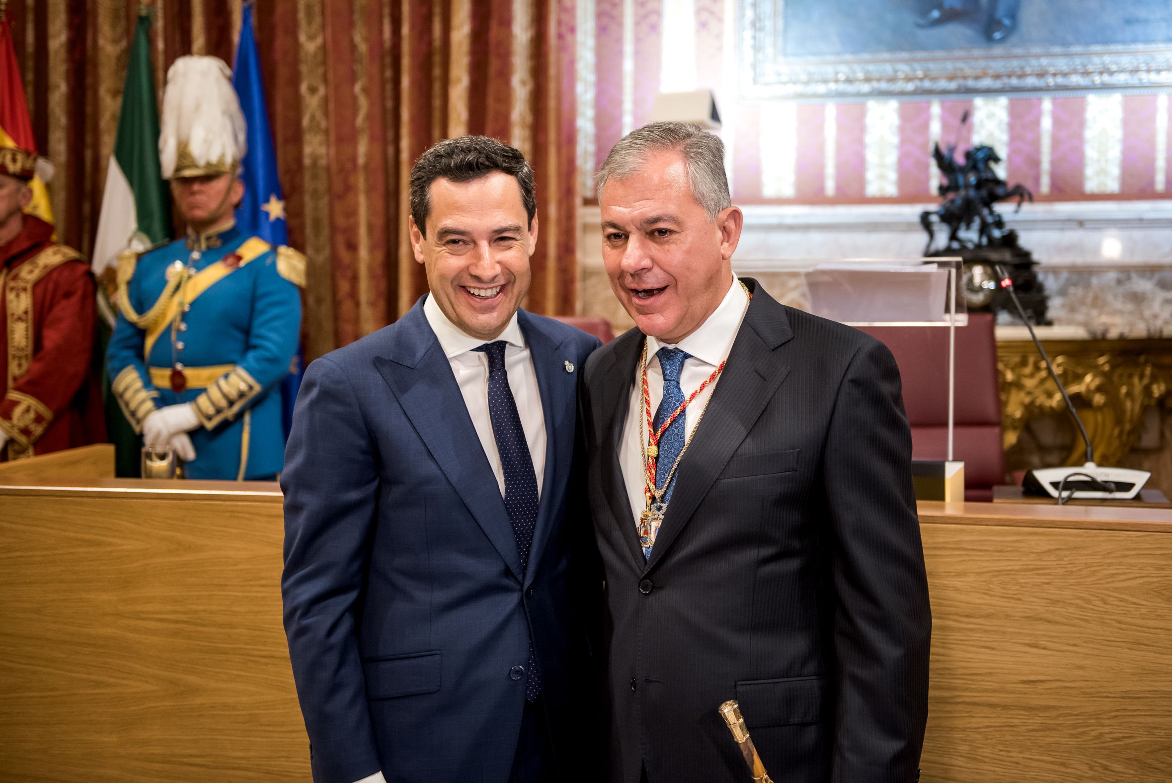 José Luis Sanz con Juan Manuel Moreno Bonilla el día de su investidura.