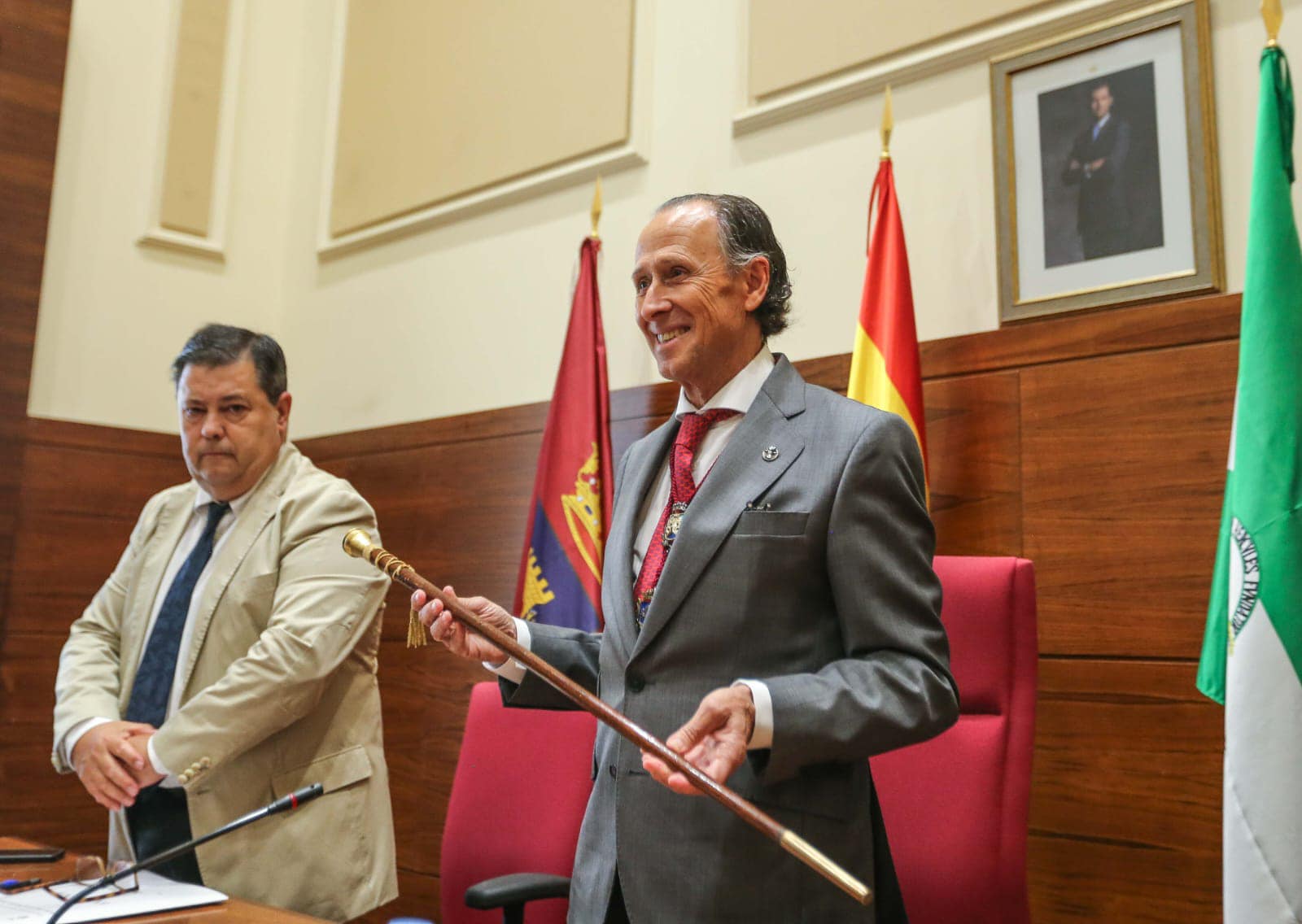 José María Román toma el bastón de mando en el Pleno de investidura del Ayuntamiento de Chiclana.  AYTO