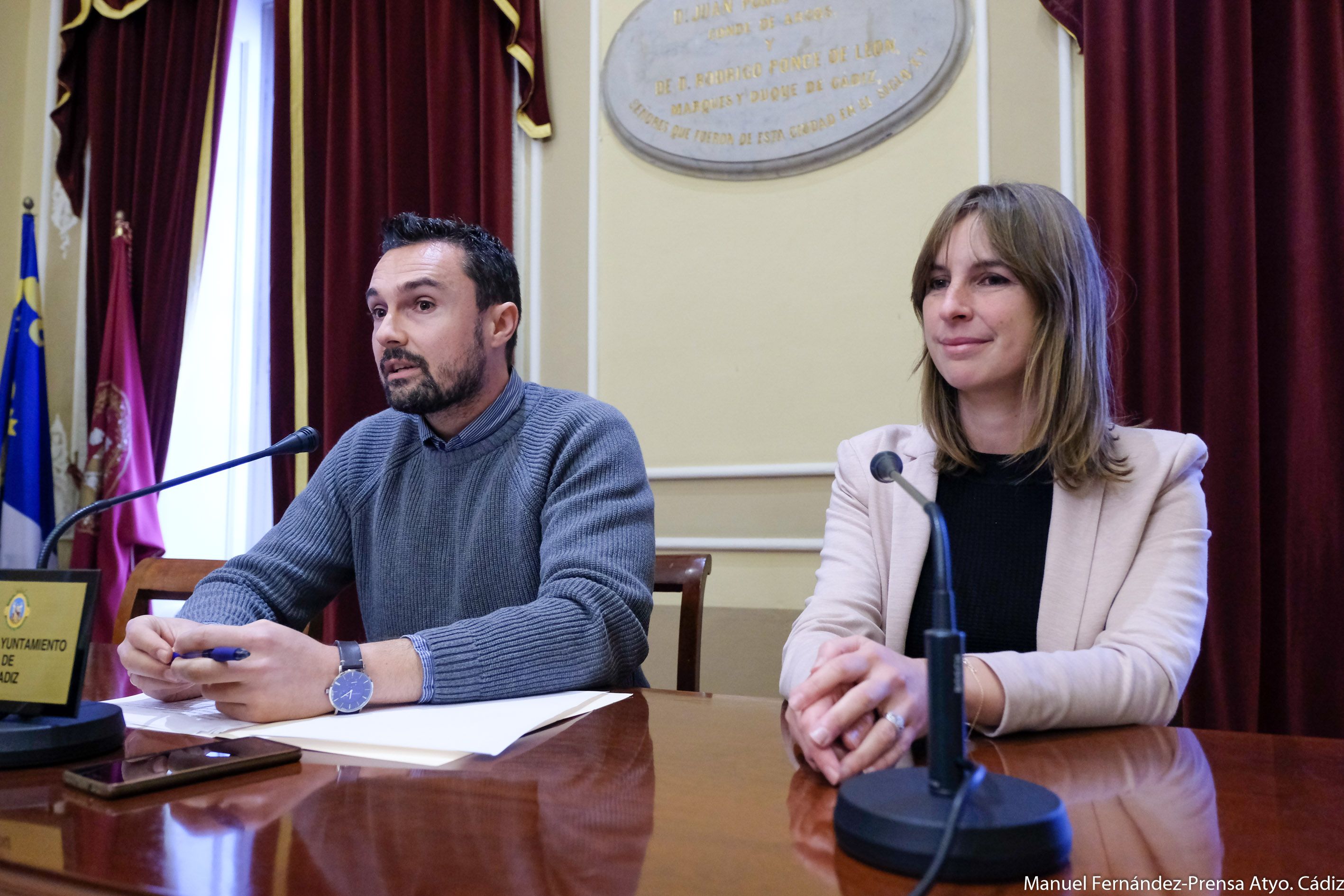 El concejal de Movilidad, Martín Vila, y la secretaria técnica de la Red Ciudades que Caminan, Ana Montalbán, en rueda de prensa.