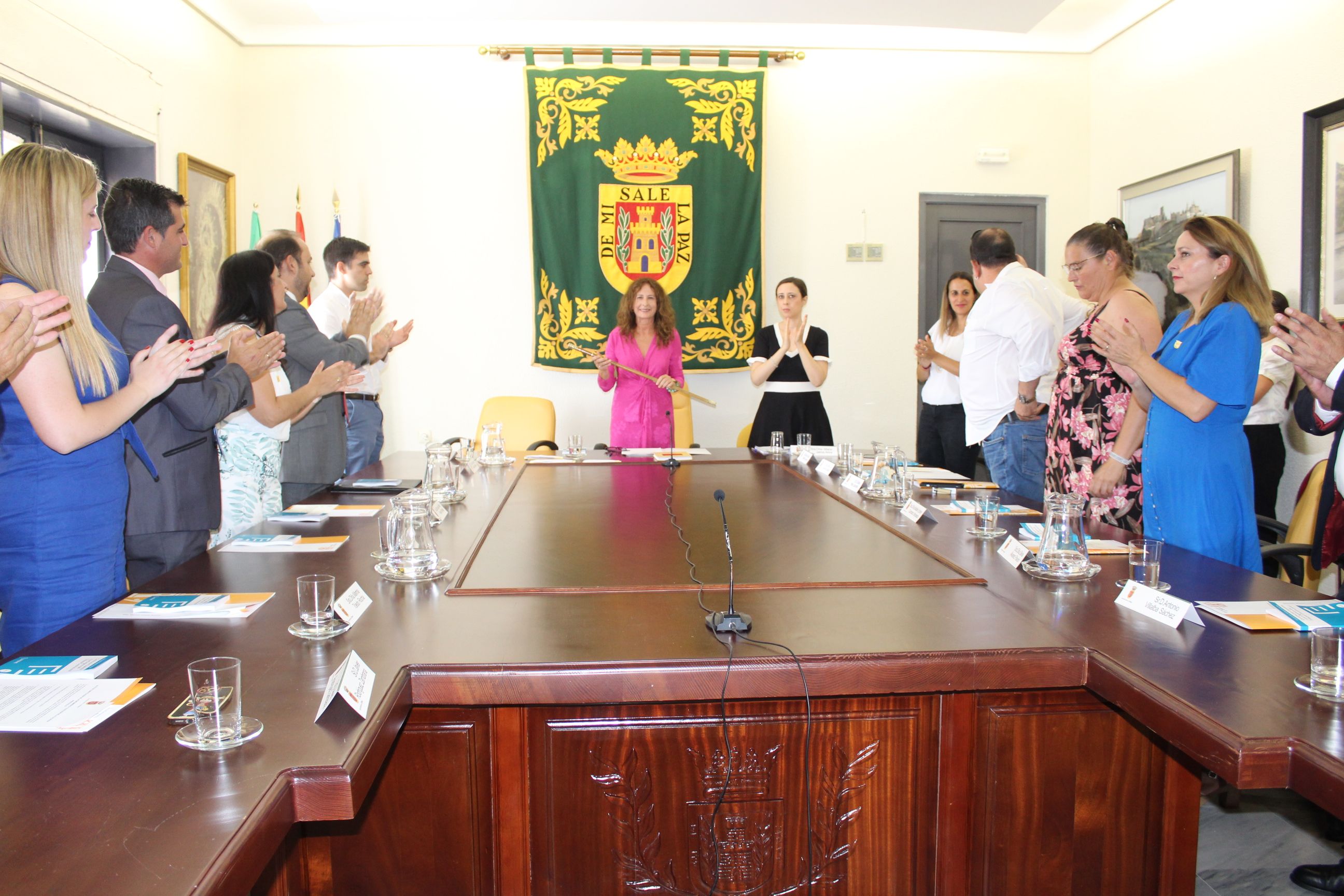 Remedios Palma recibe el bastón de mando en el salón de plenos del Ayuntamiento de Olvera. 