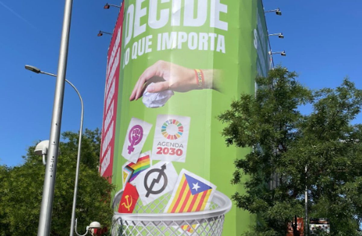El polémico cartel de grandes dimensiones colocado por Vox en el centro de Madrid.