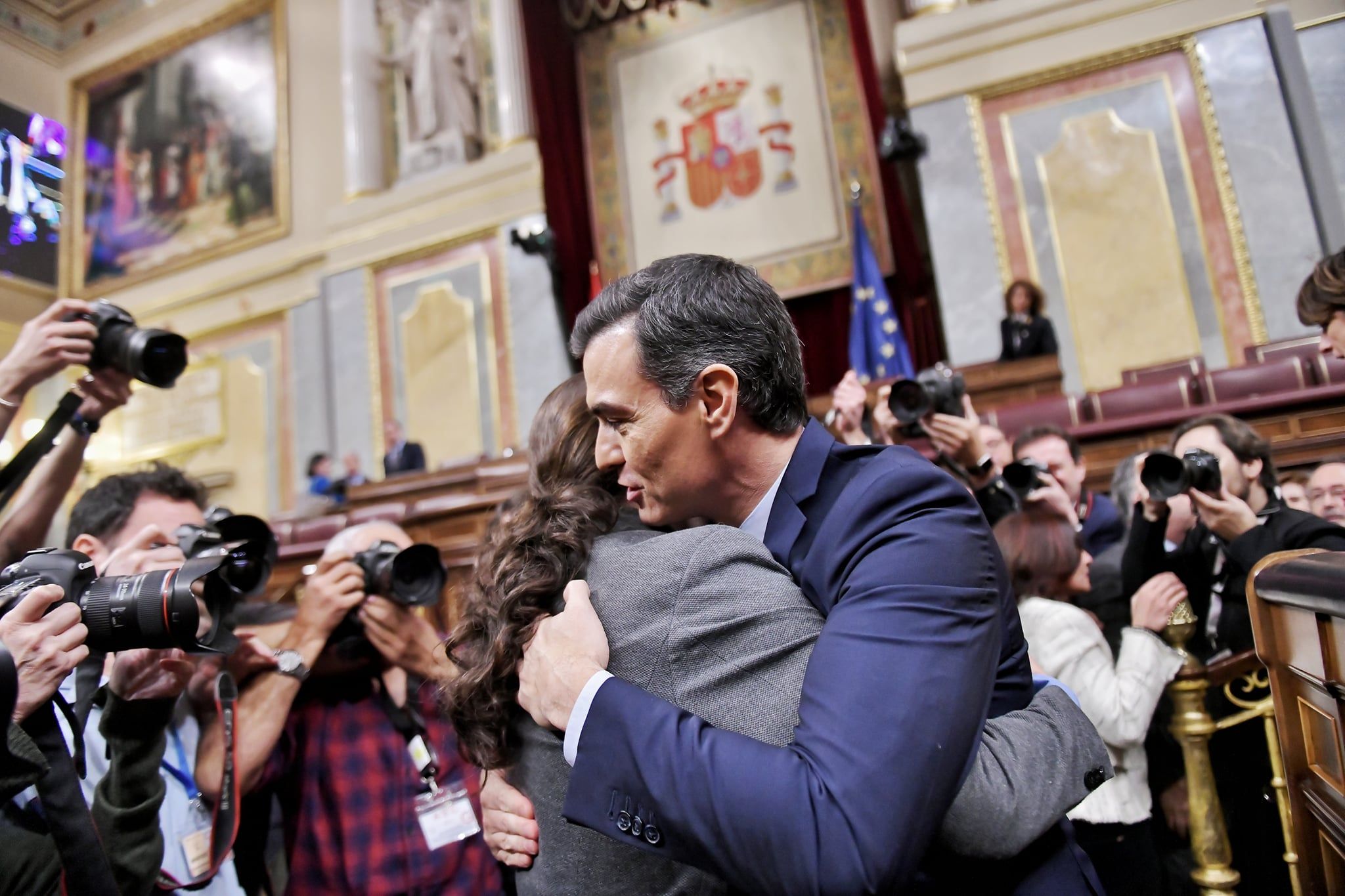 Iglesias se abraza a Sánchez, después de que éste haya sido investido por fin presidente del Gobierno, este martes. 