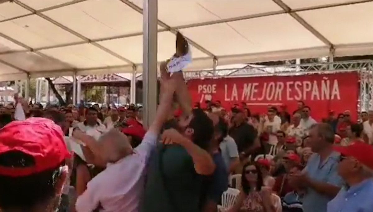 Funcionarios en huelga irrumpen en el acto del PSOE en la Feria de Dos Hermanas. 
