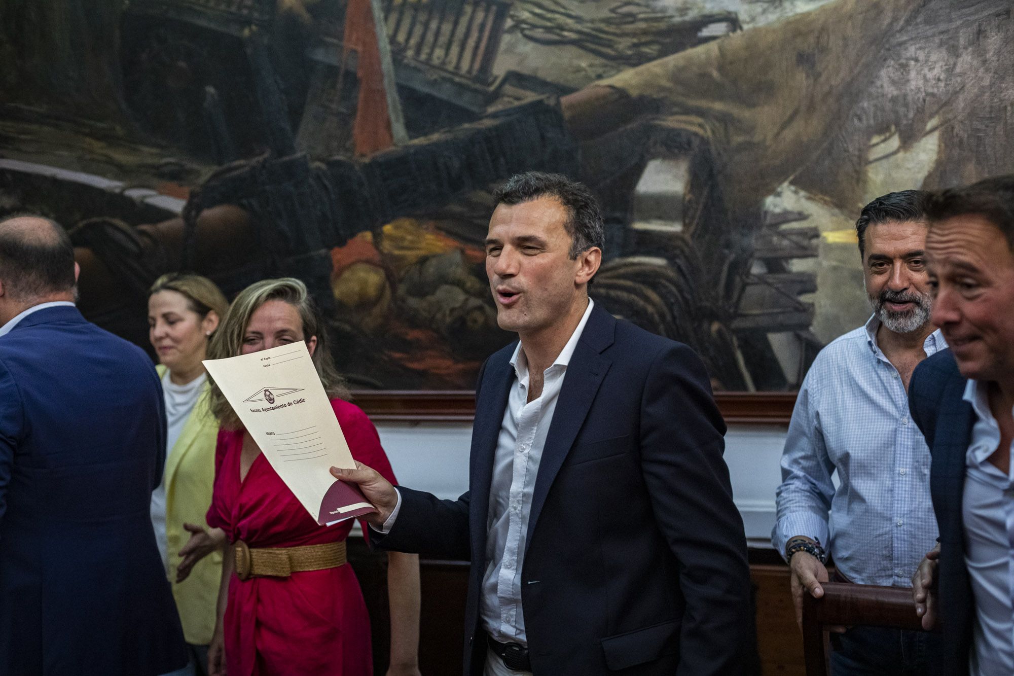 El nuevo alcalde de Cádiz bromea con los periodistas durante la rueda de prensa.    GERMÁN MESA