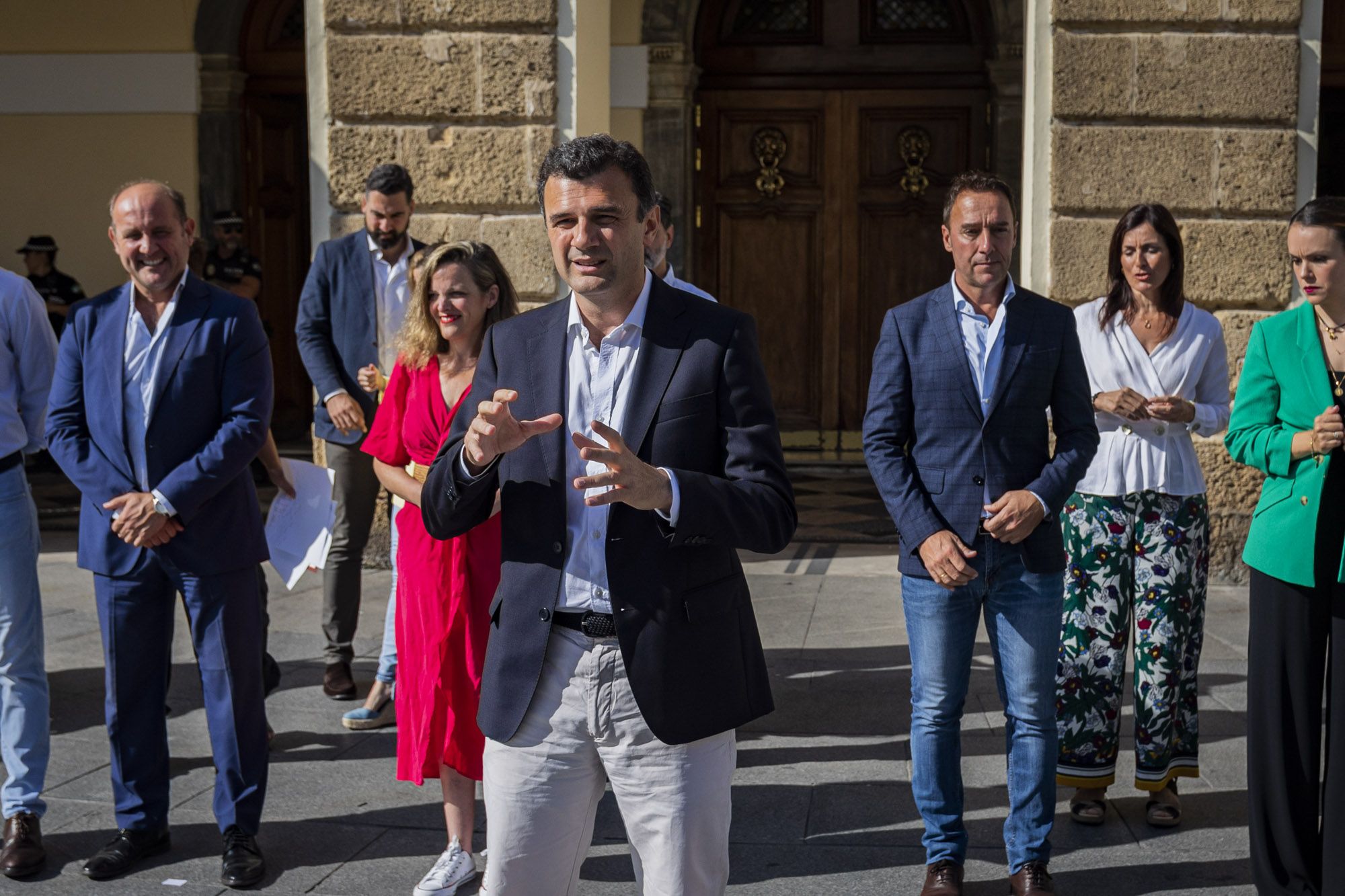 El cuarto alcalde democrático de Cádiz, ante las puertas del Ayuntamiento.  GERMÁN MESA