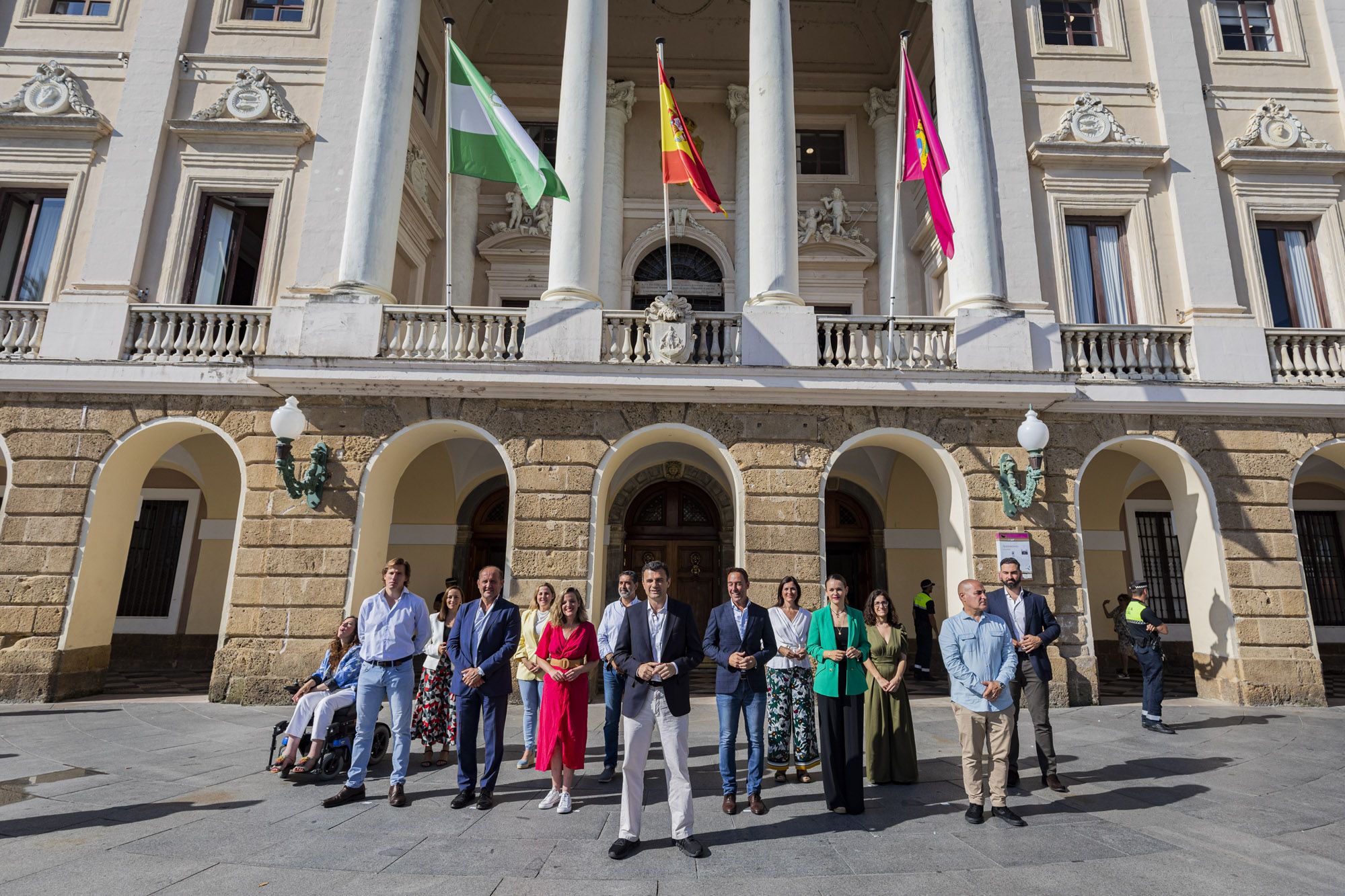 Los catorce concejales del nuevo equipo de gobierno posaron ante el Ayuntamiento en su primer día de trabajo.   GERMÁN MESA