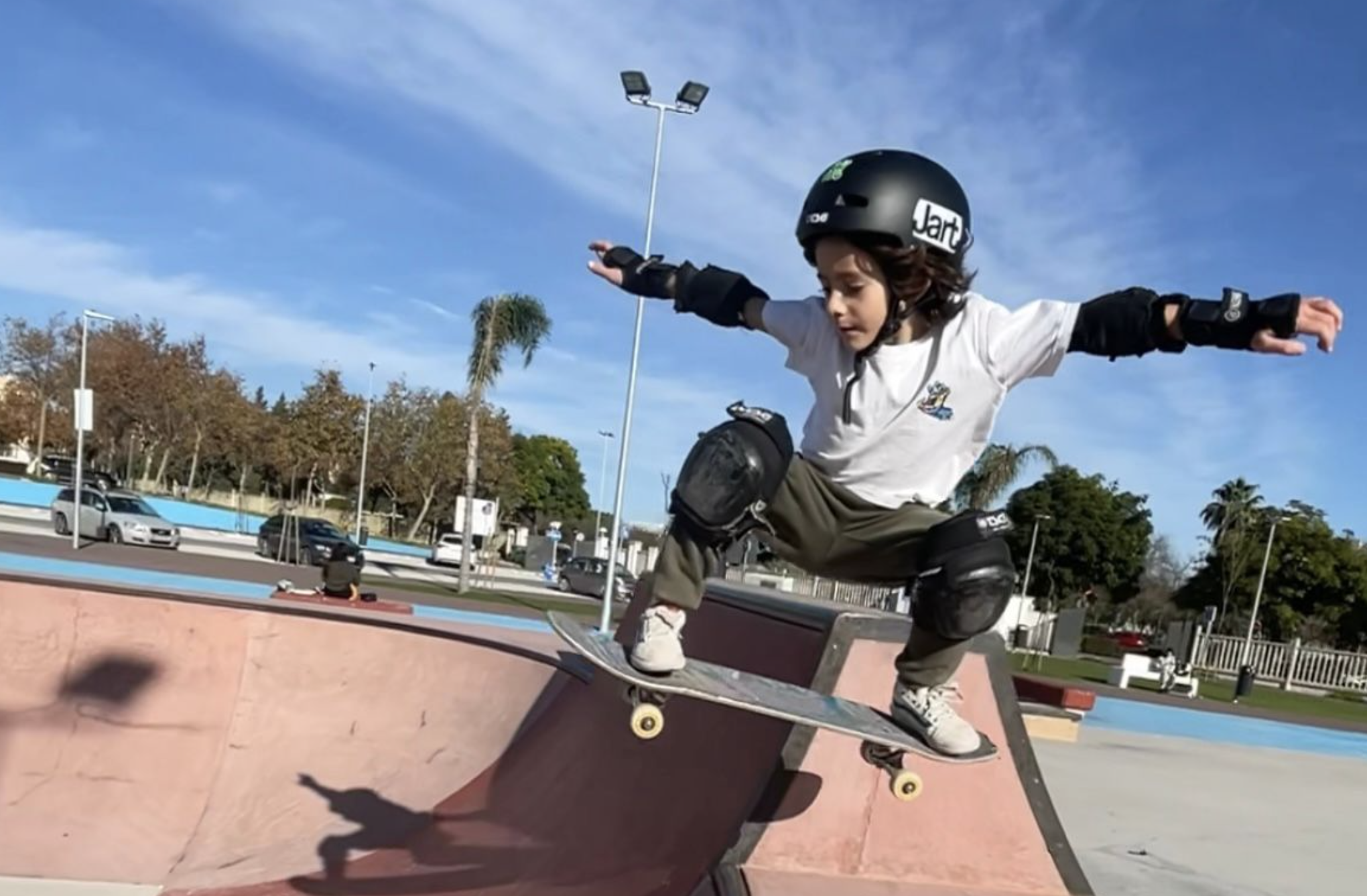 Leonardo, de 8 años, en las instalaciones deportivas. 