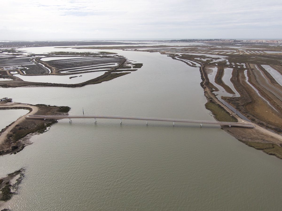 Pasarela del Caño de Sancti Petri, de casi 200 metros, dentro del sendero entre San Fernando y Chiclana. 