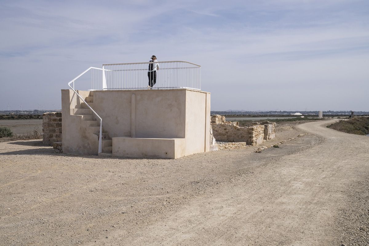 Mirador situado en el sendero al pie de una construcción defensiva. Clemente Delgado-Carlos Diaz-Recasens.