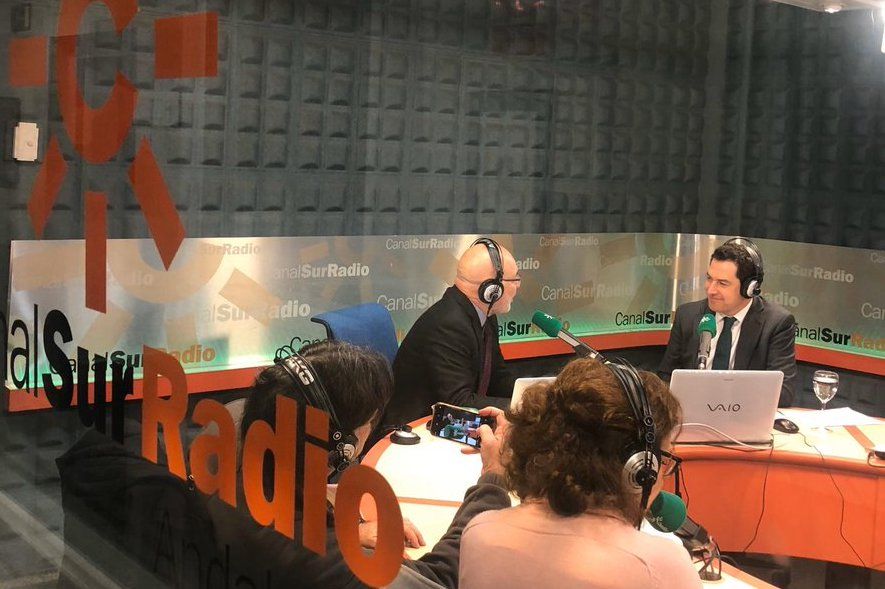 El presidente de la Junta, Juanma Moreno, en una entrevista en Canal Sur Radio.