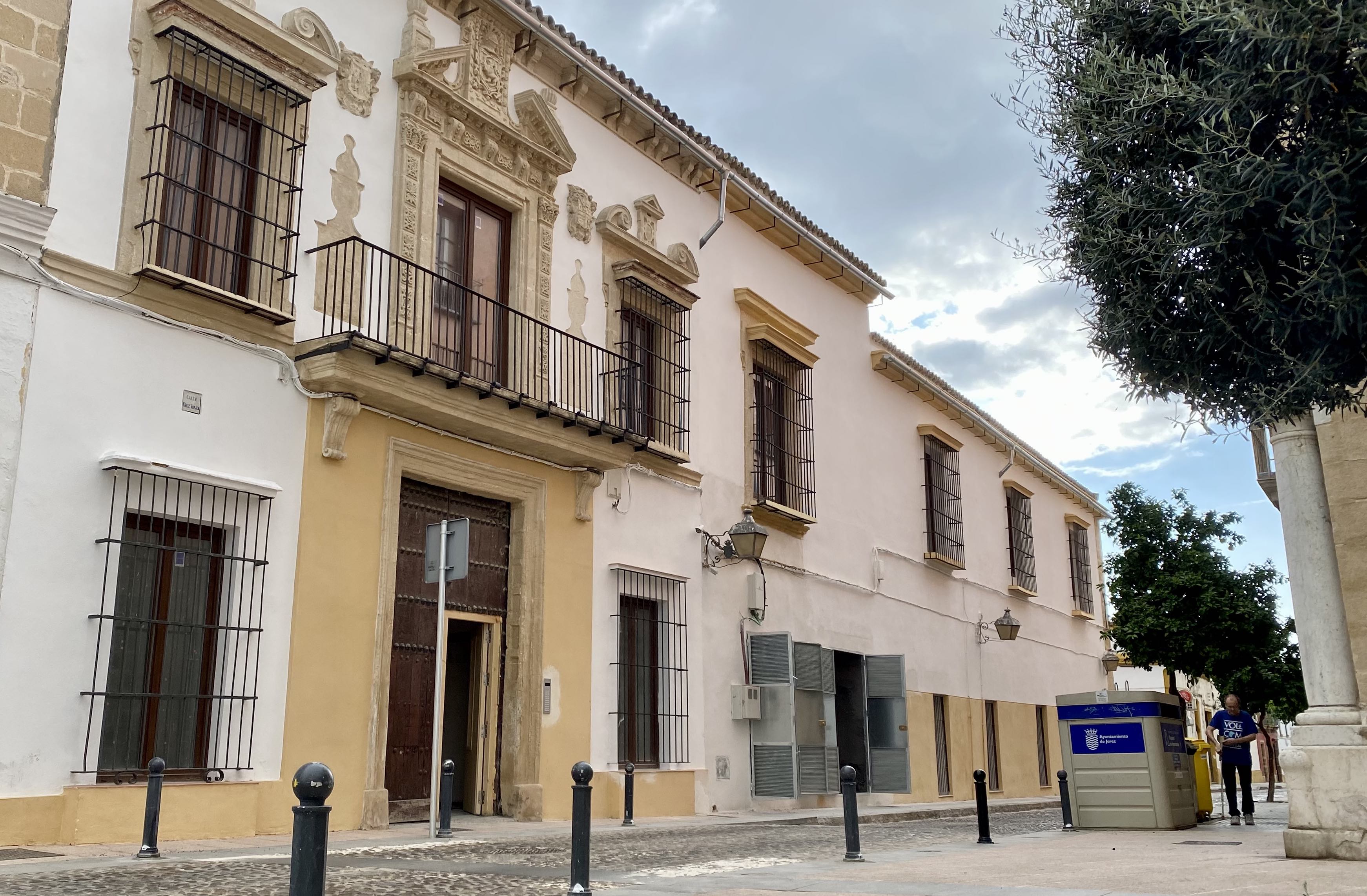 Fachada del palacio de 'El Caribe', a los pies del monumento de Lola Flores en Jerez, en una vista de este martes.