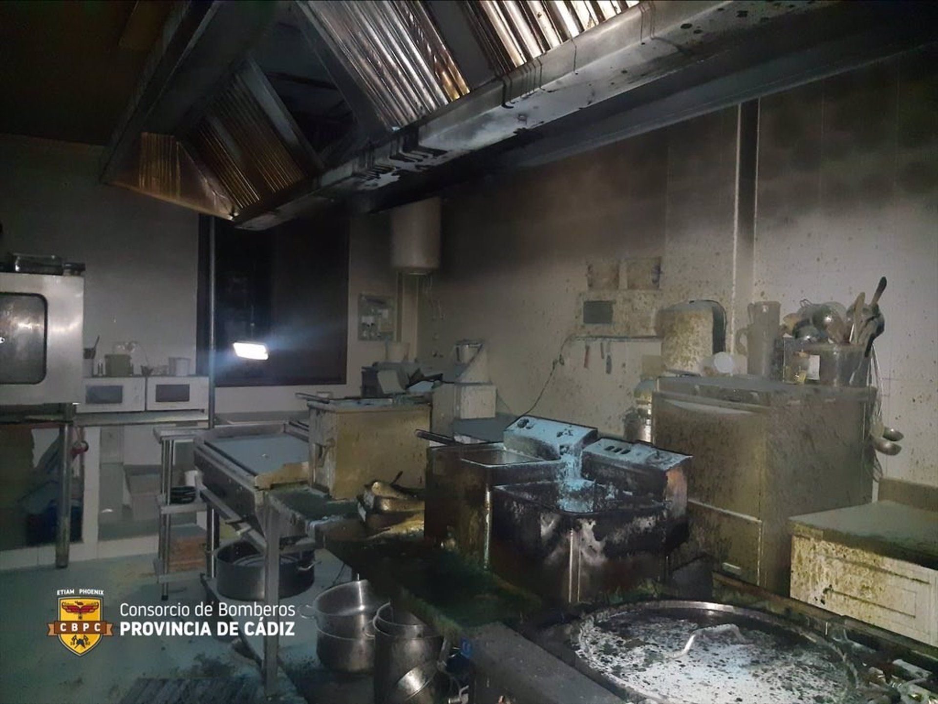 En llamas la cocina de un restaurante en la carretera entre Arcos y El Bosque.