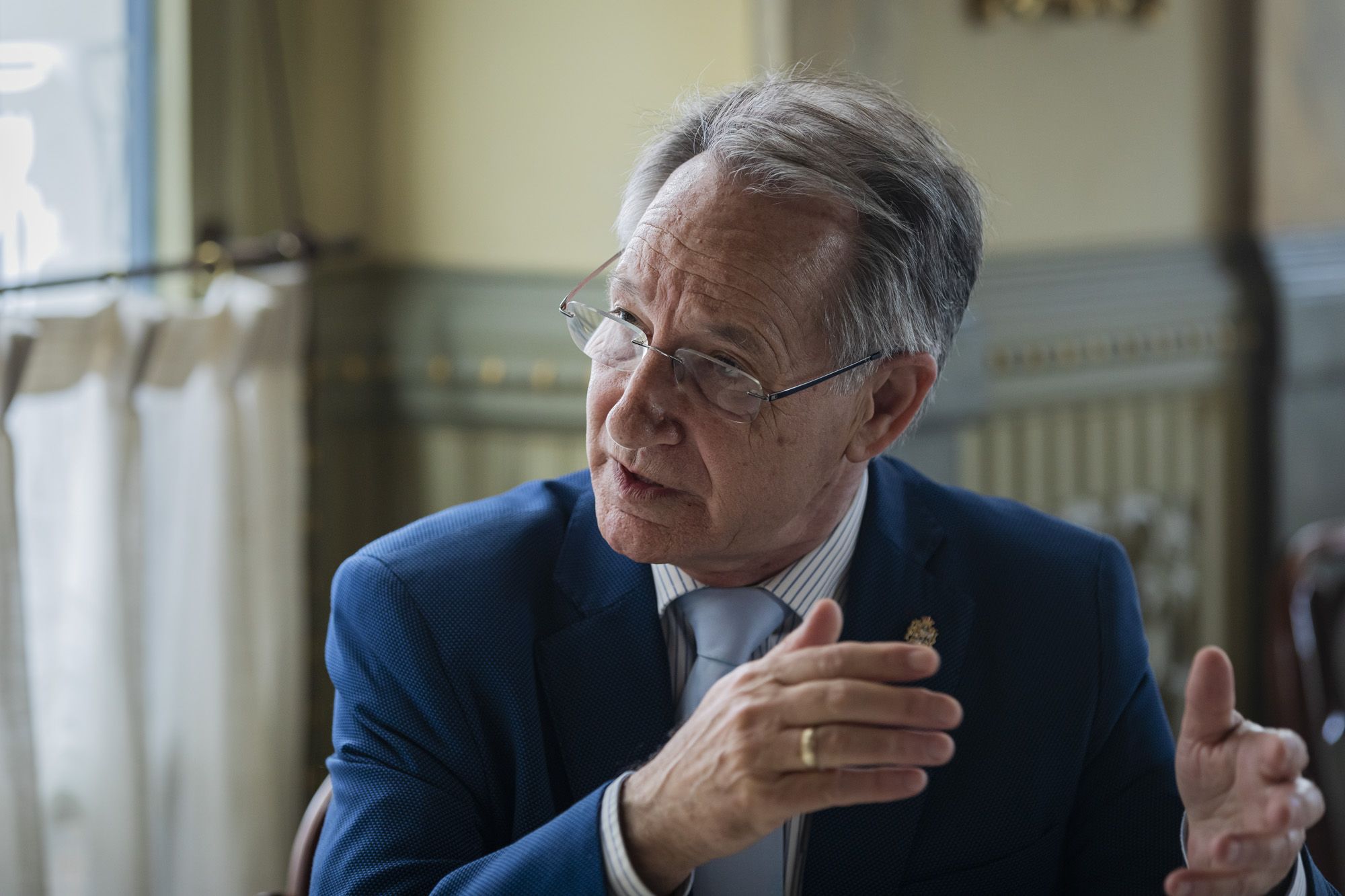 Antonio Sancho, durante la entrevista en el Café Royalty de Cádiz.    GERMÁN MESA